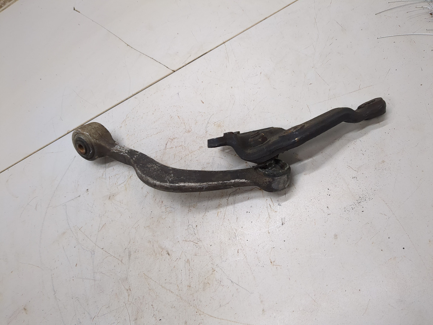 Рычаг передний левый