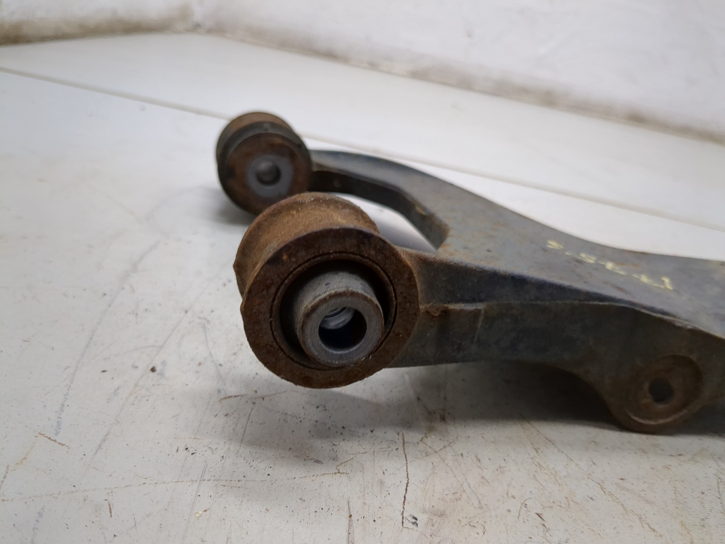 Рычаг задний левый