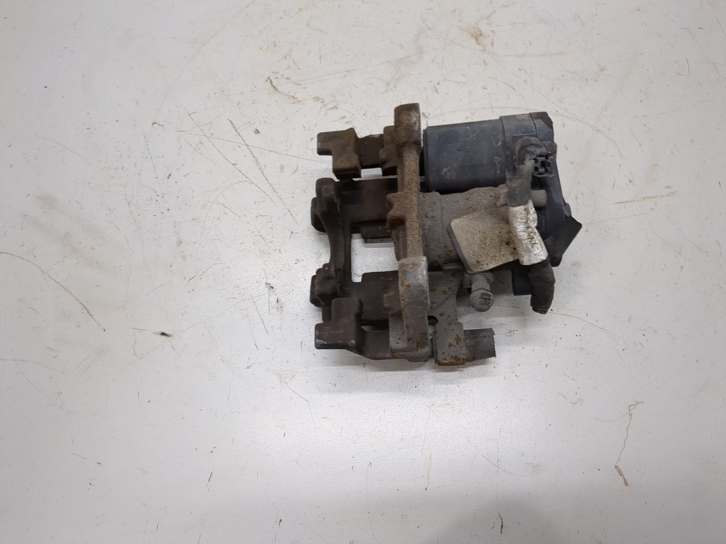 Суппорт задний левый