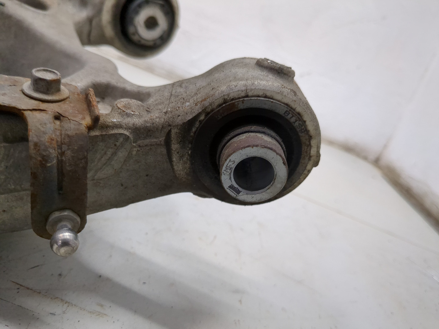 Рычаг задний левый