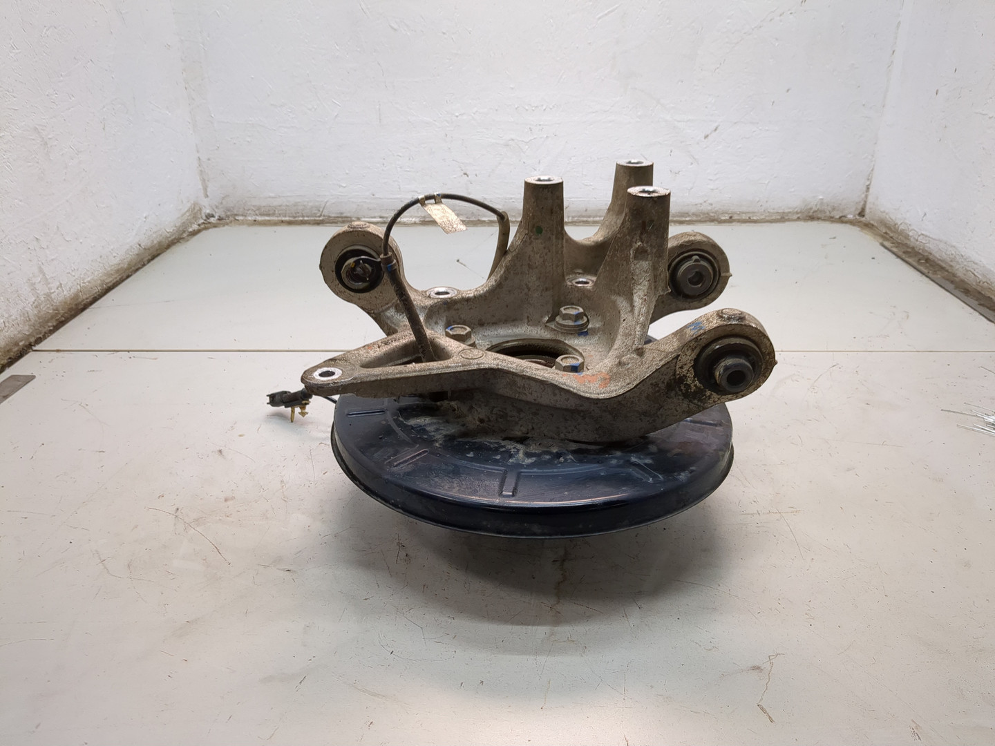 Кулак поворотный задний левый