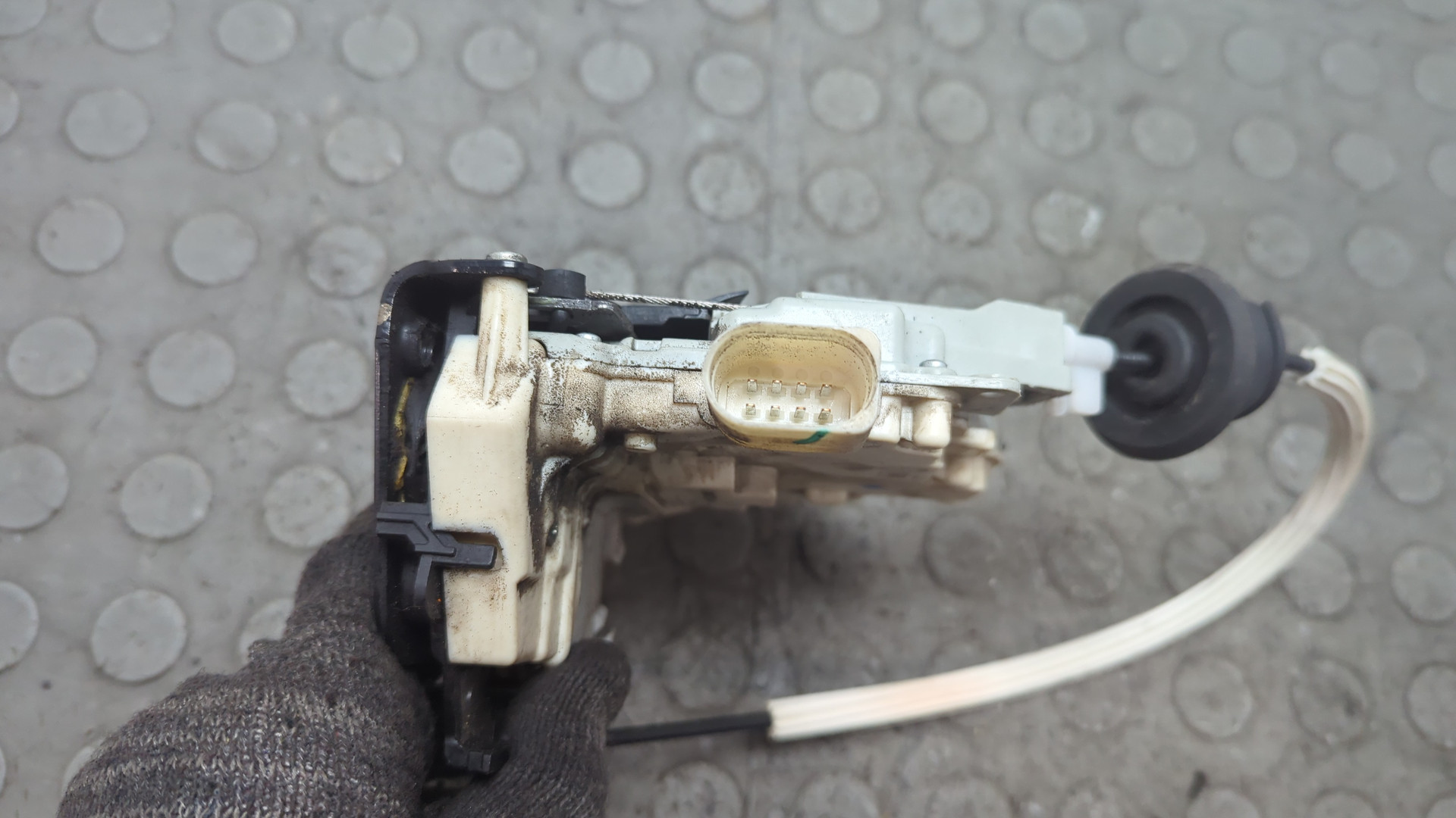 Замок двери передней левой