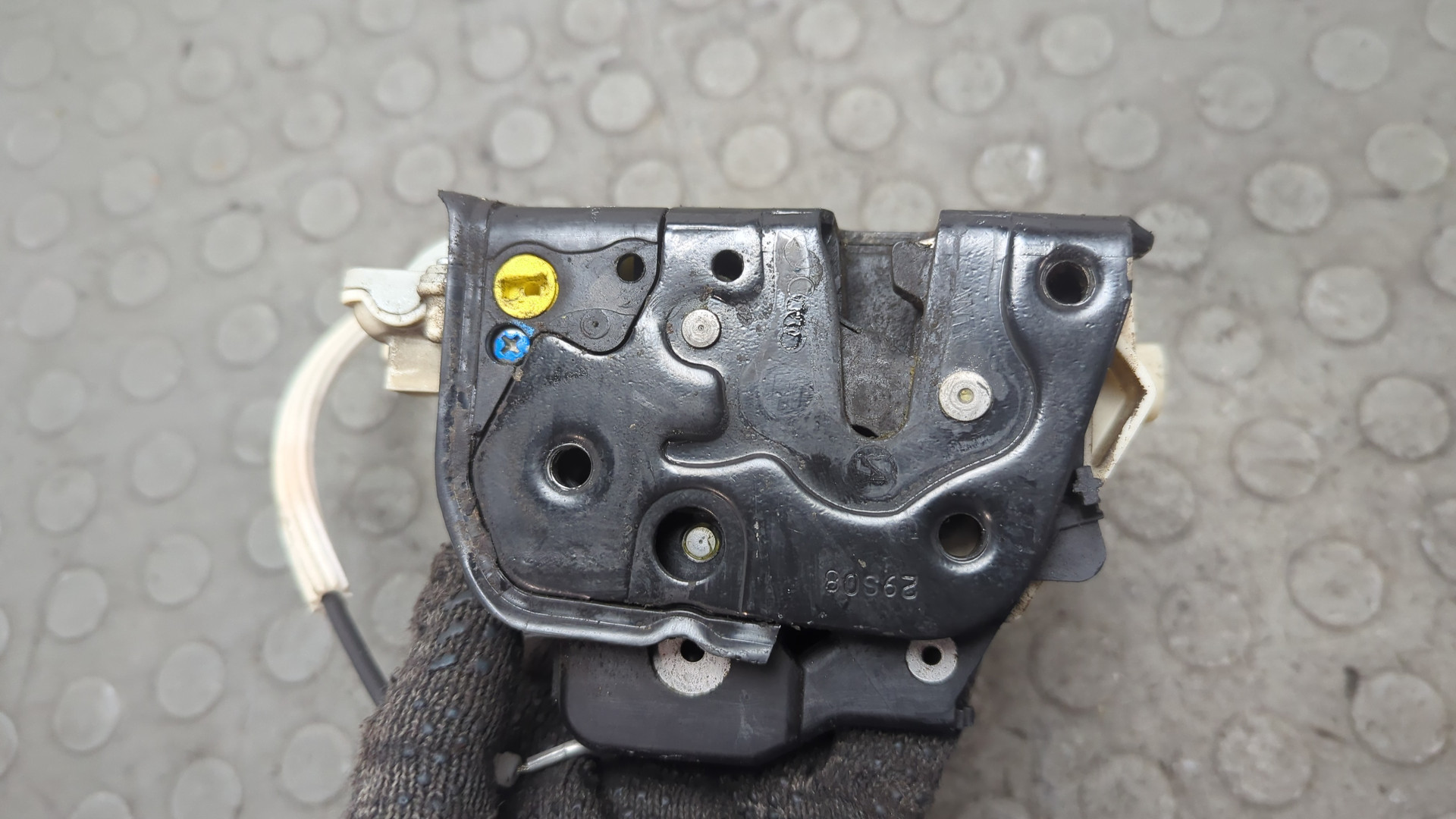 Замок двери передней левой