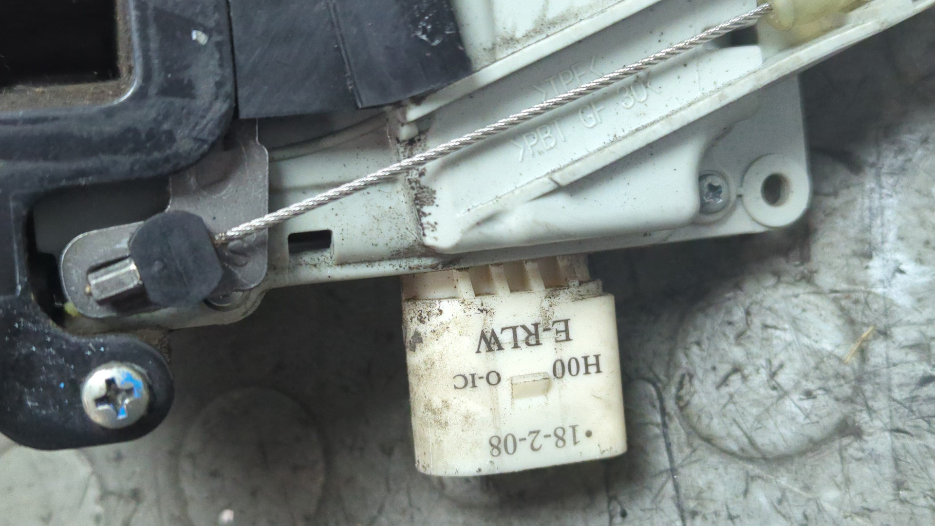 Замок двери передней левой