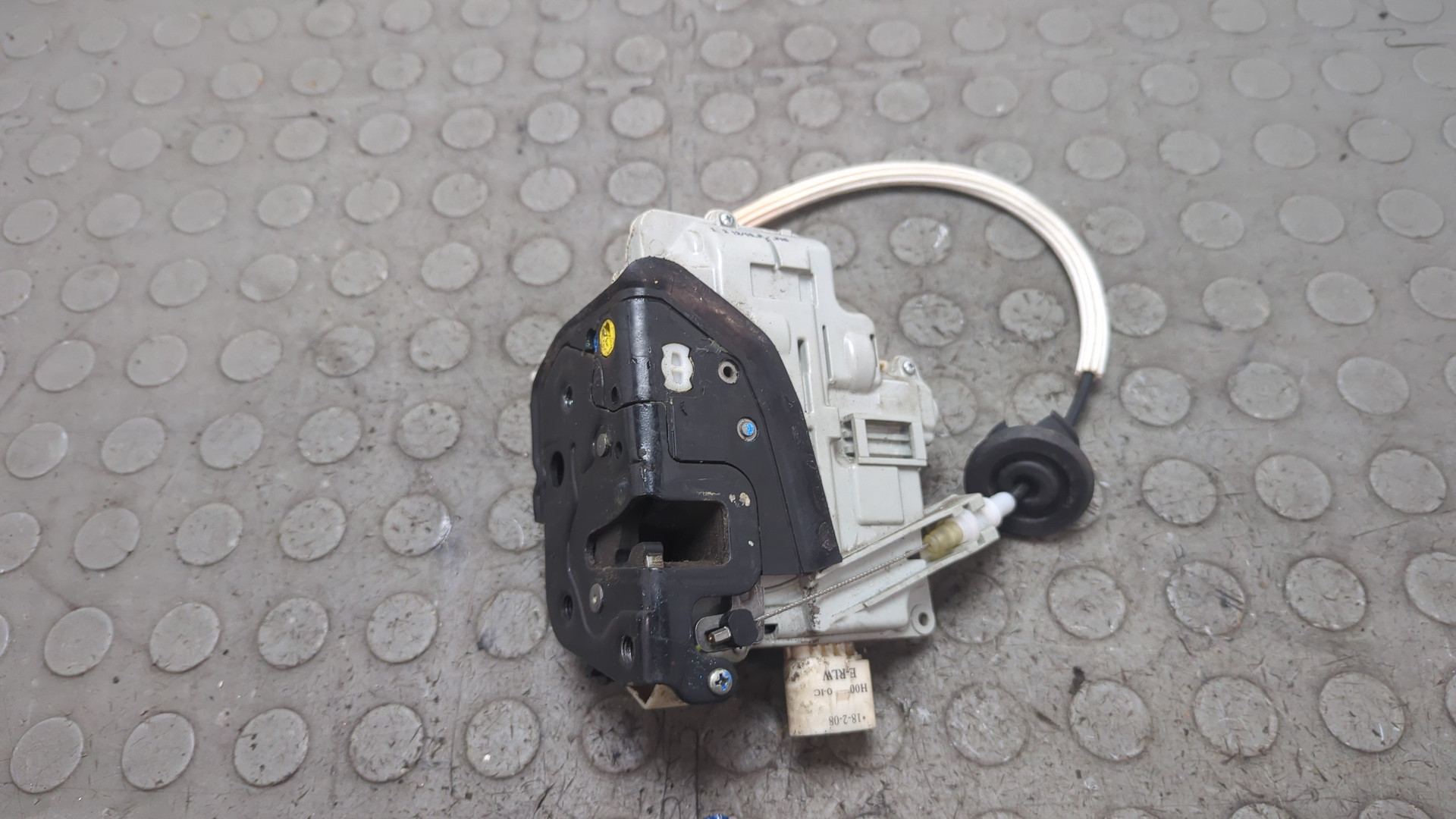 Замок двери передней левой