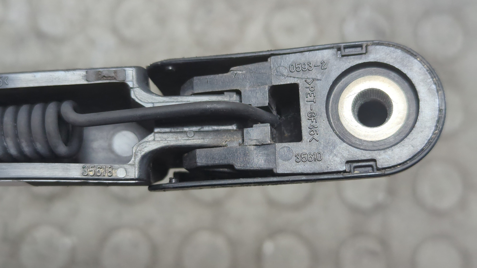 Поводок стеклоочистителя заднего