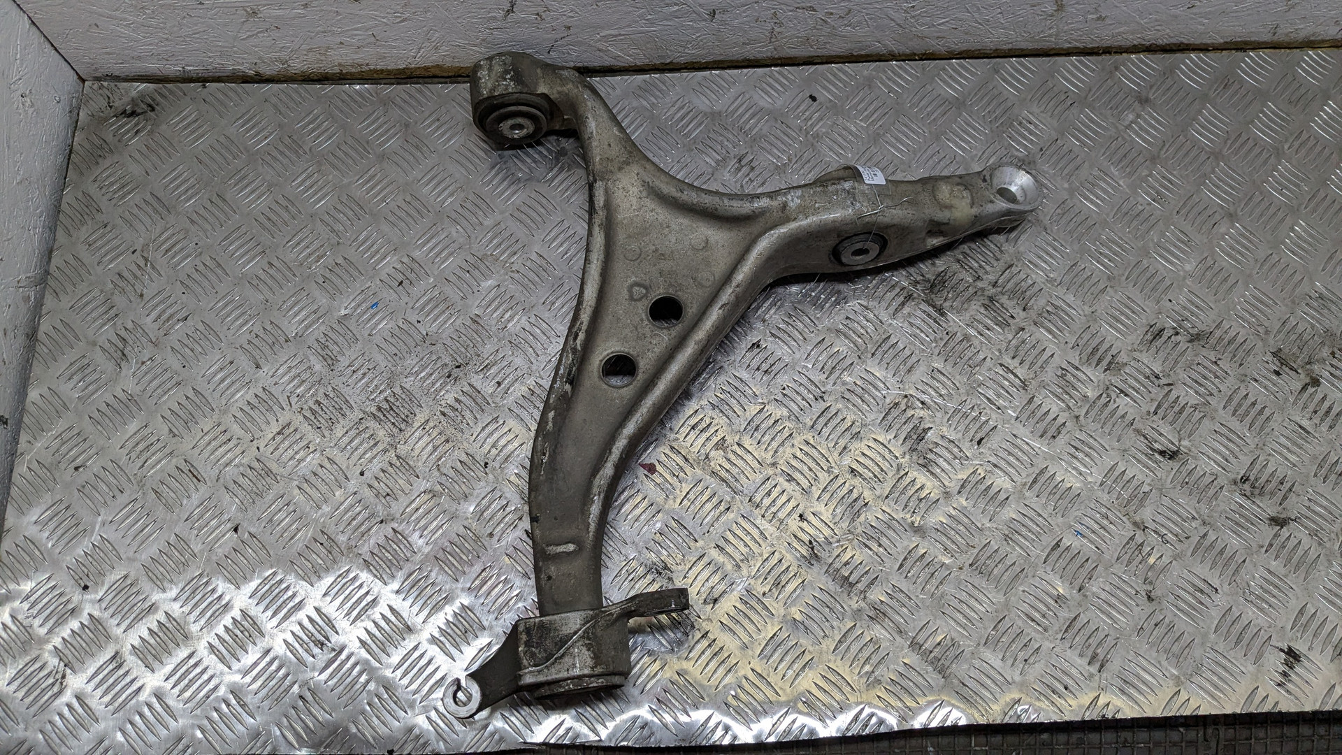 Рычаг передний левый