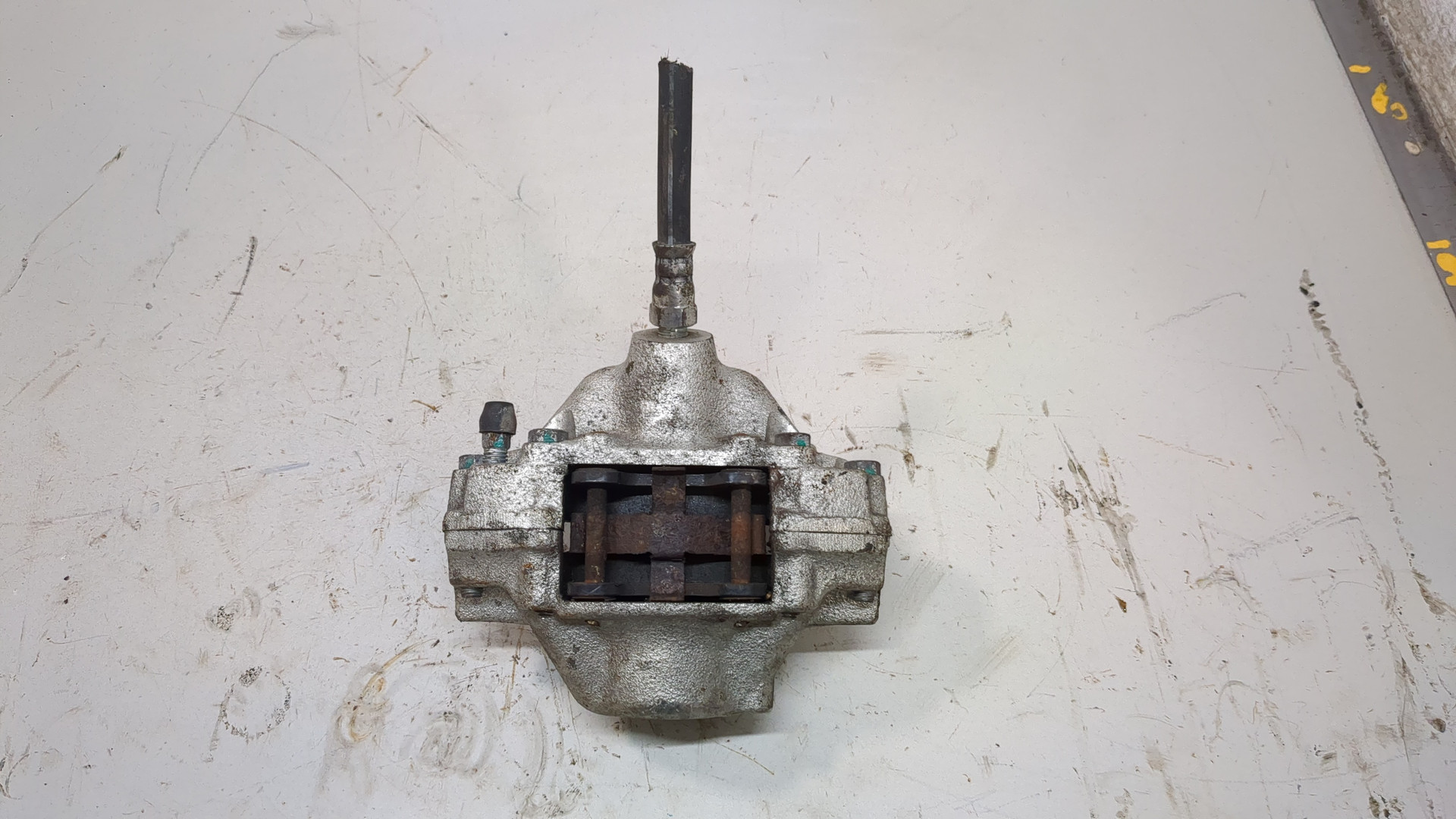 Суппорт задний левый