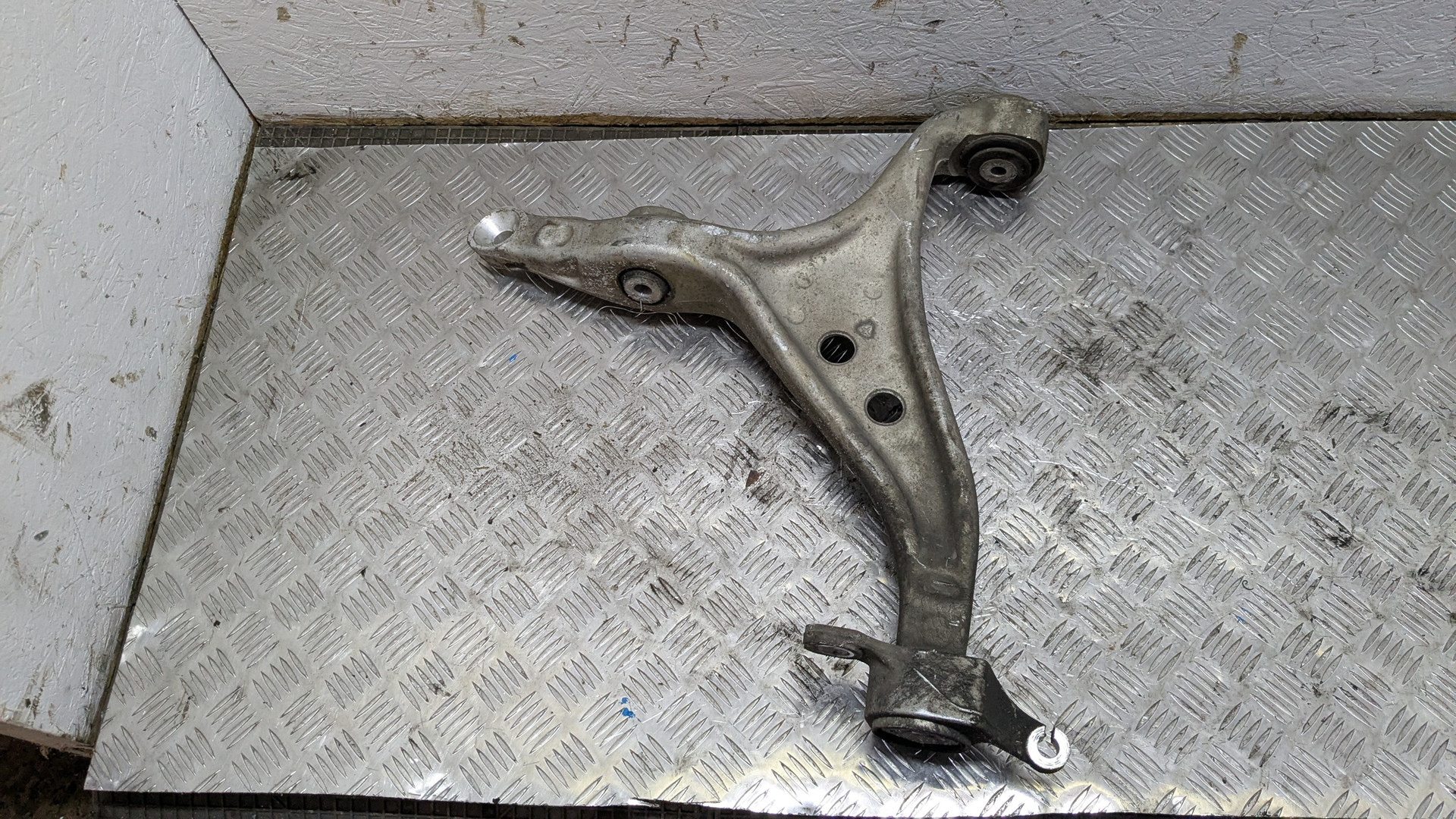 Рычаг передний правый