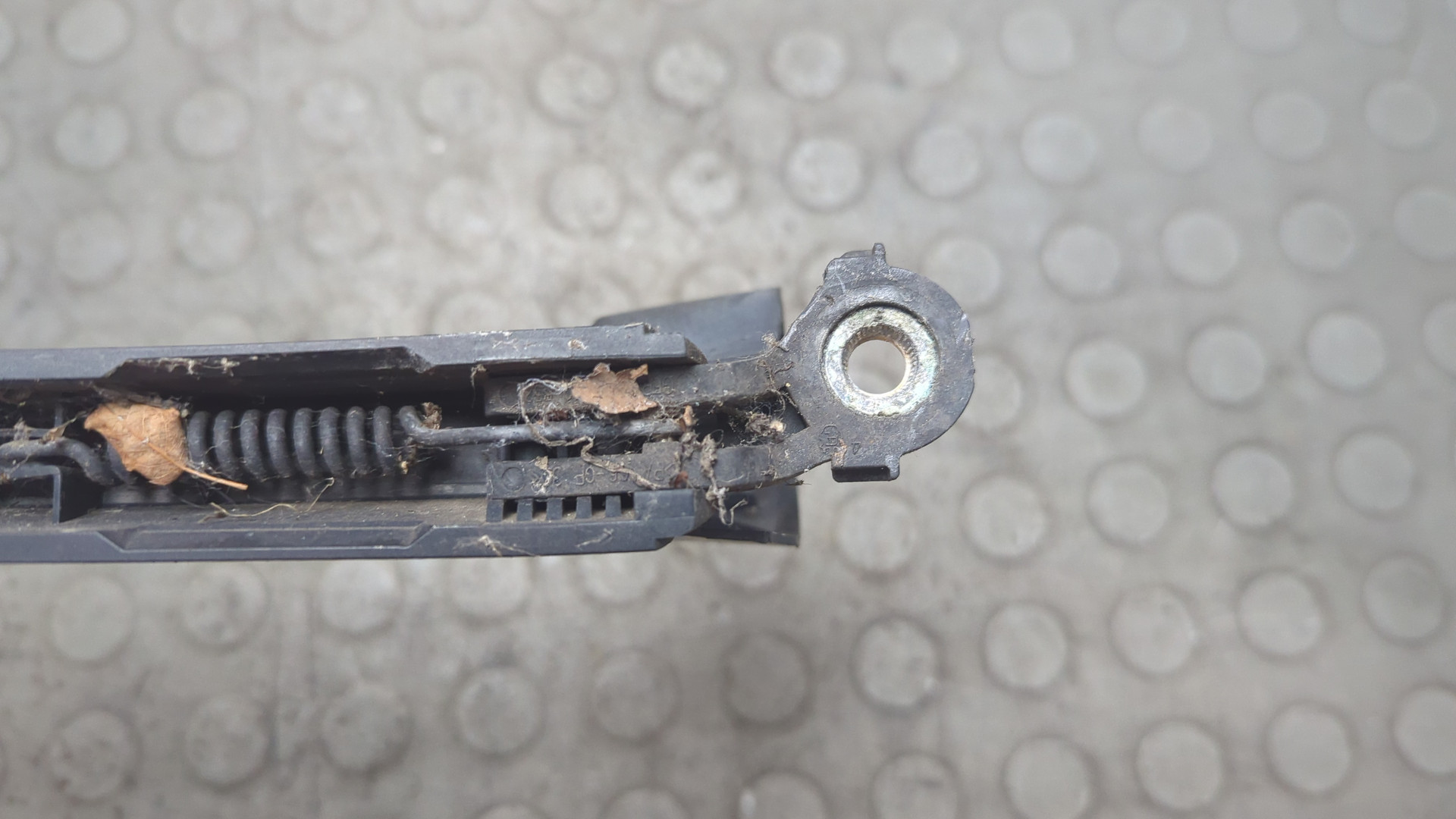 Поводок стеклоочистителя заднего