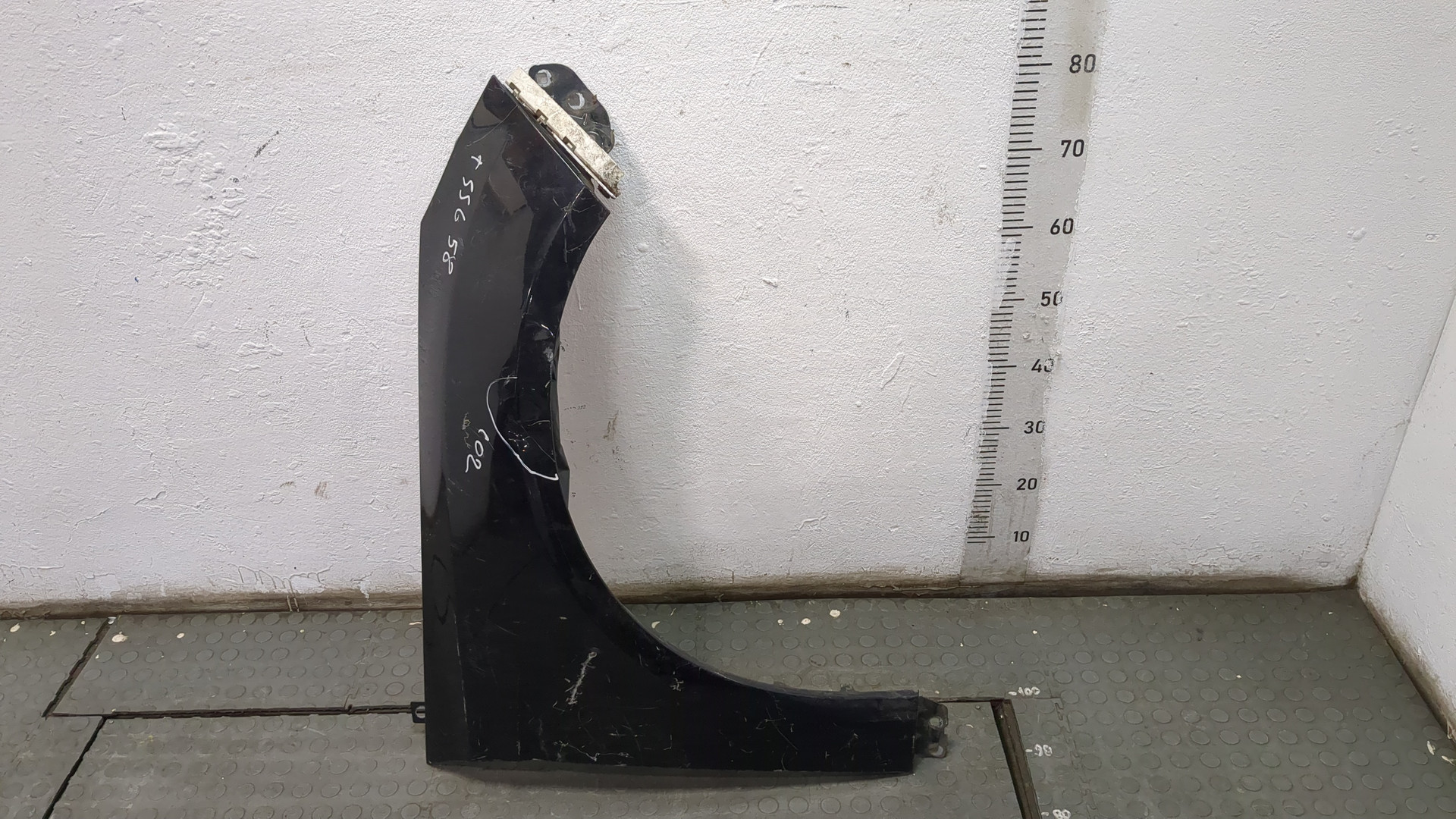 Крыло переднее правое