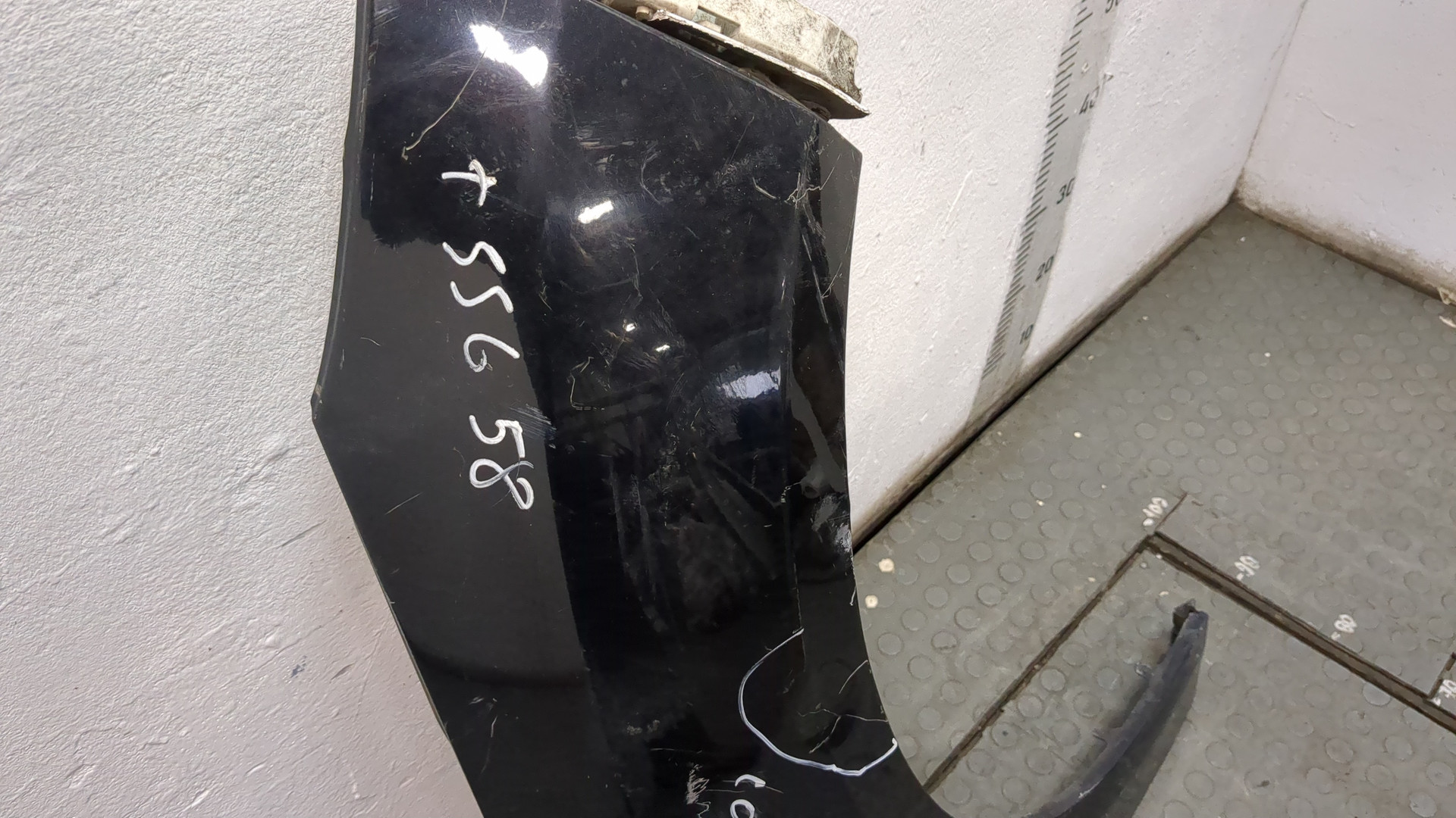 Крыло переднее правое