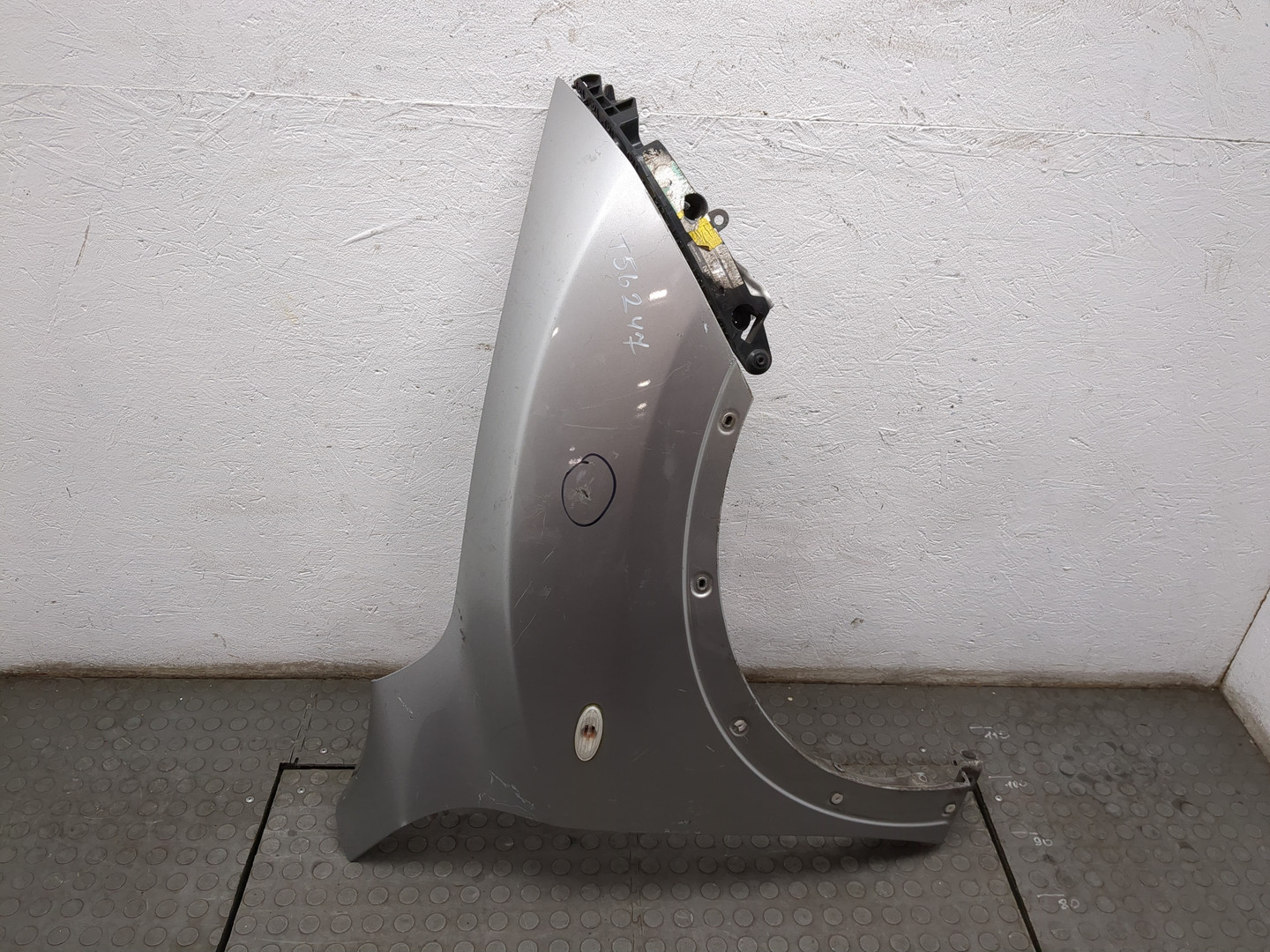 Крыло переднее правое