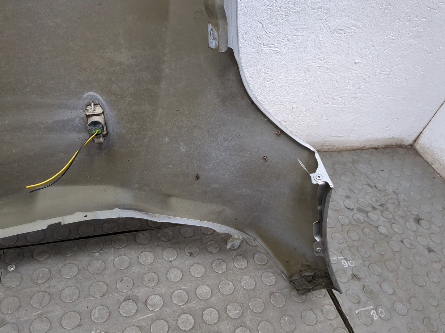 Крыло переднее правое