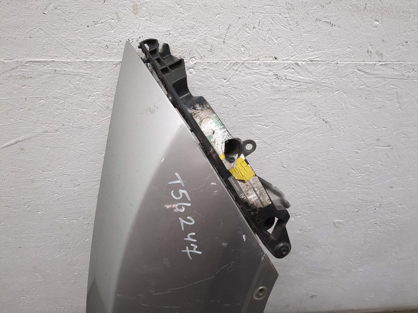 Крыло переднее правое