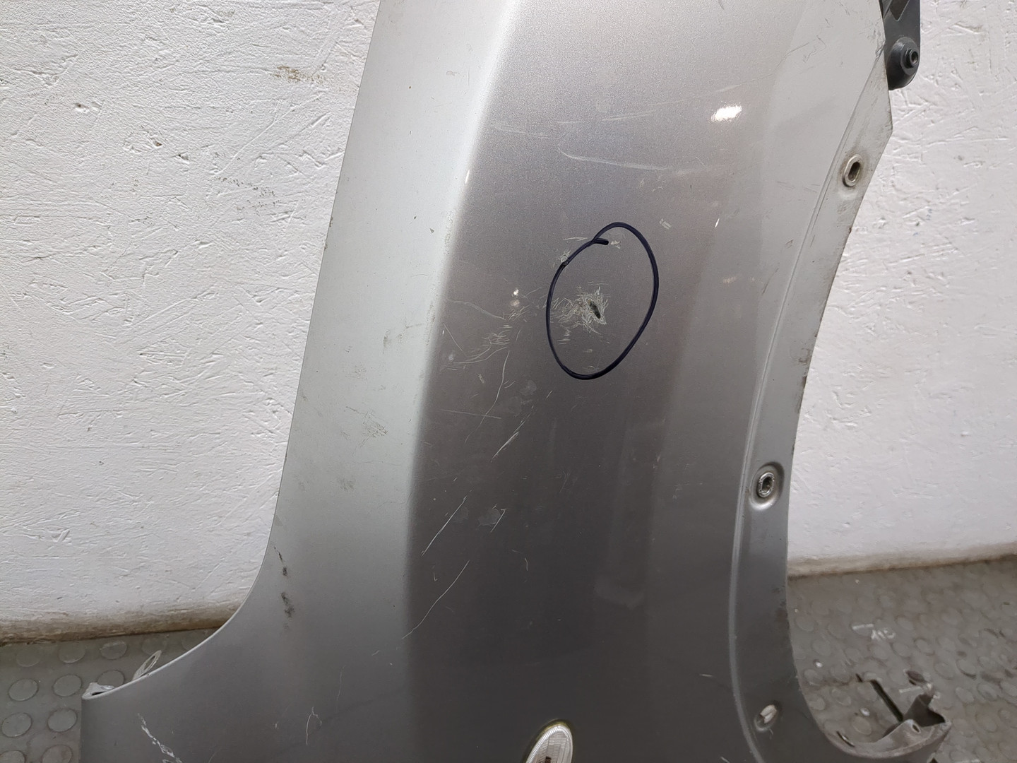 Крыло переднее правое