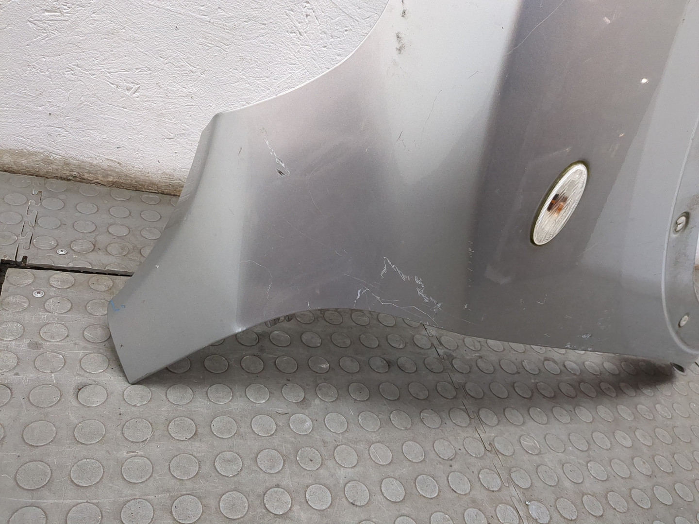 Крыло переднее правое