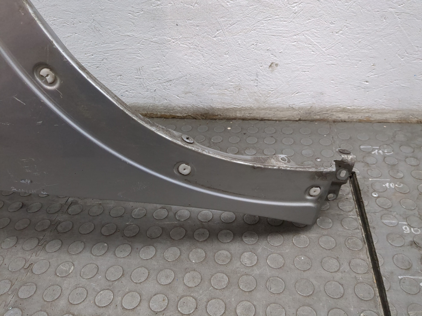 Крыло переднее правое