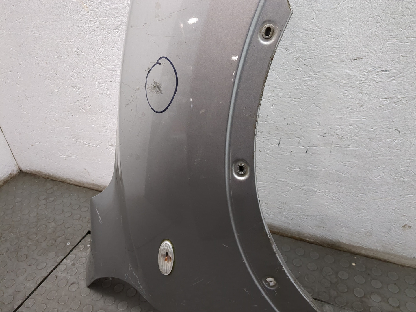 Крыло переднее правое