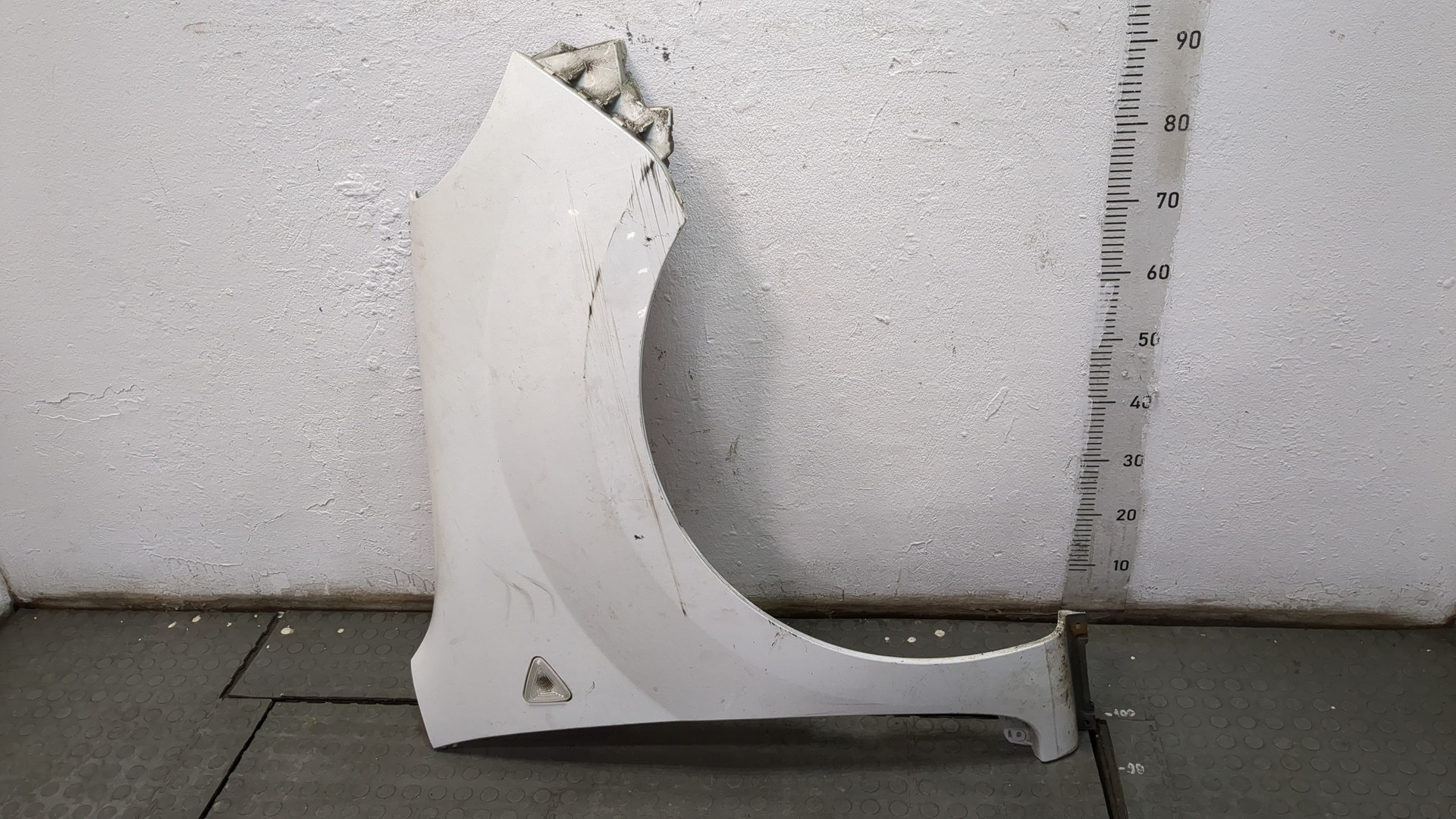 Крыло переднее правое