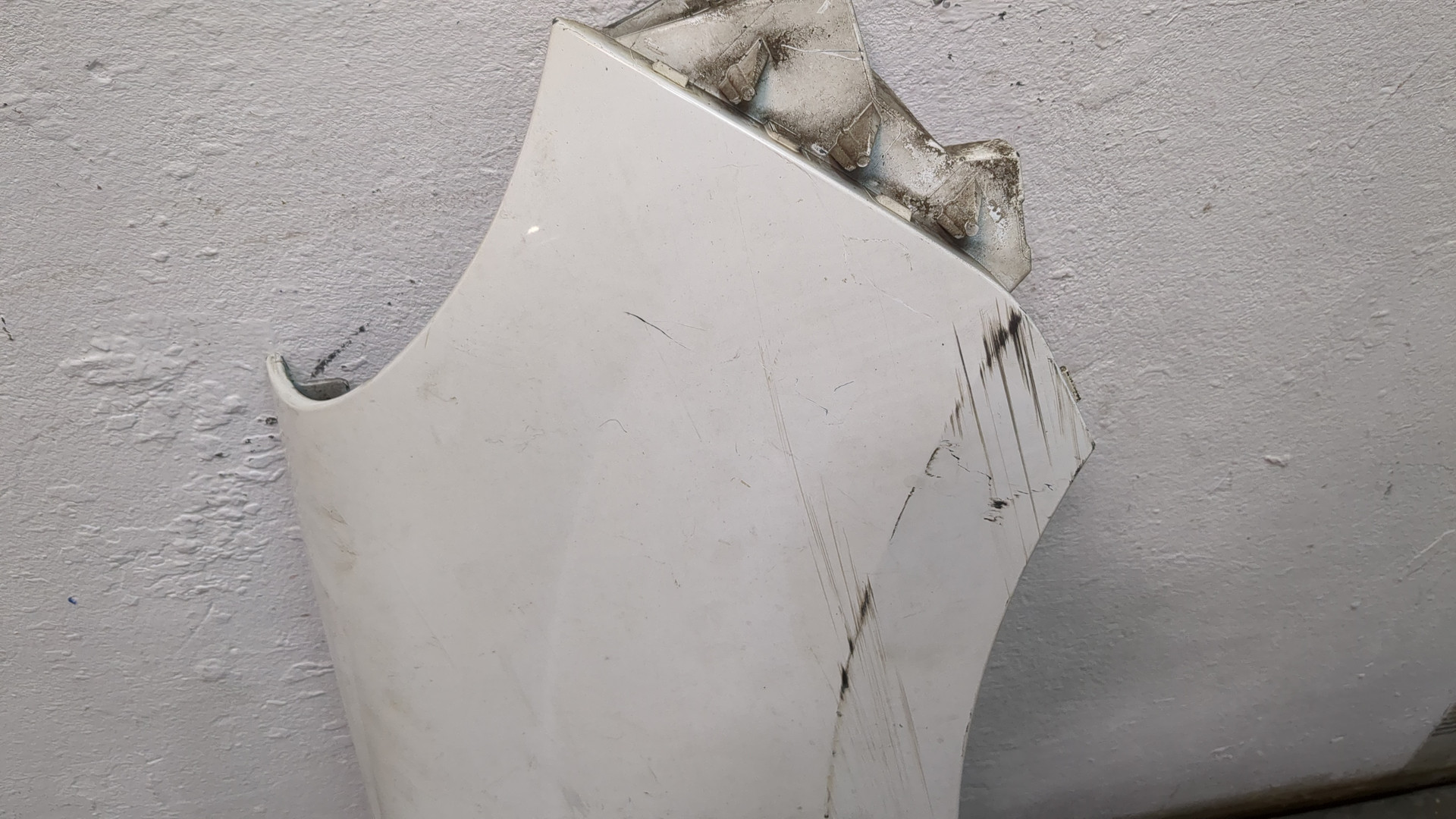 Крыло переднее правое