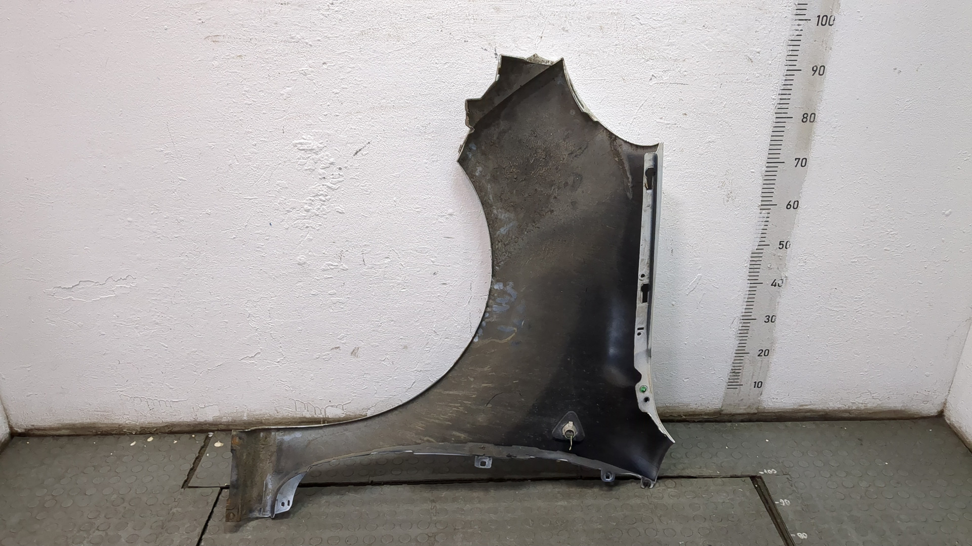 Крыло переднее правое