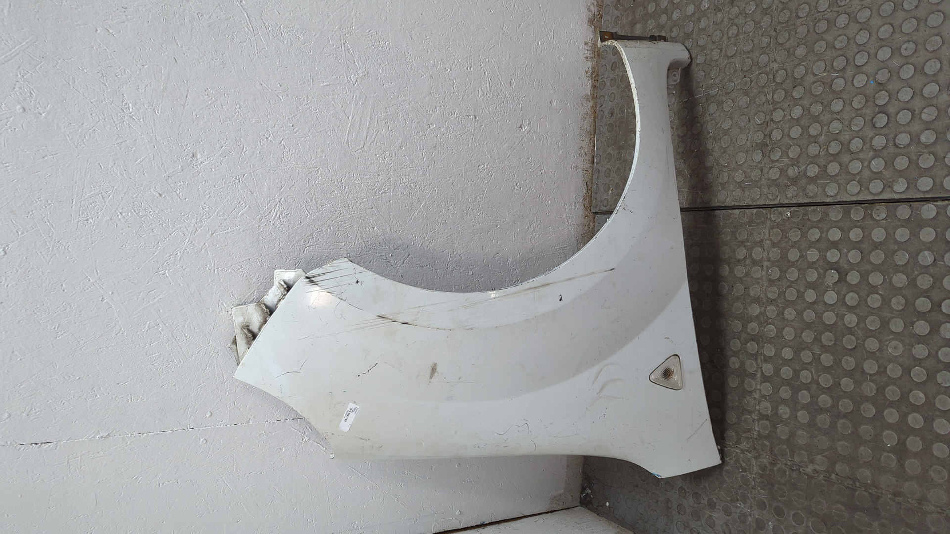 Крыло переднее правое