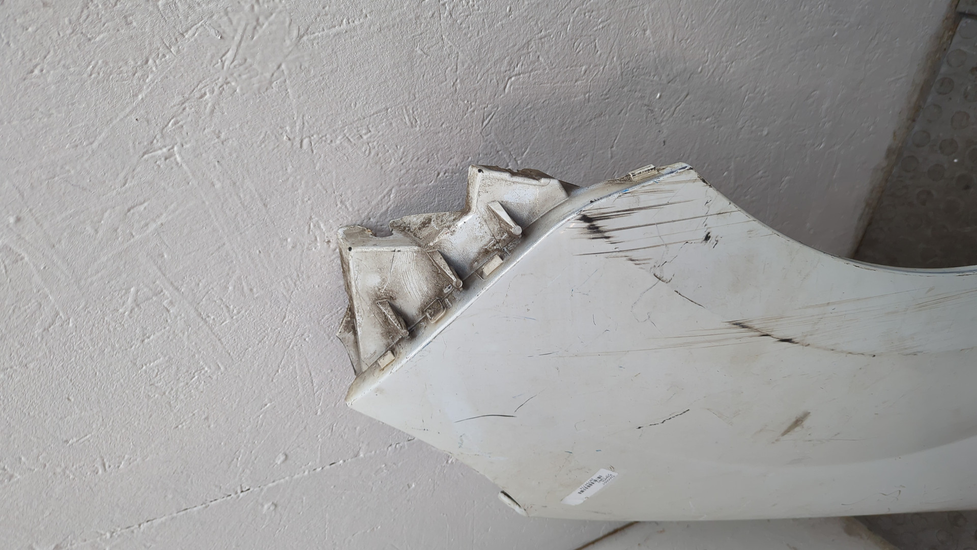 Крыло переднее правое