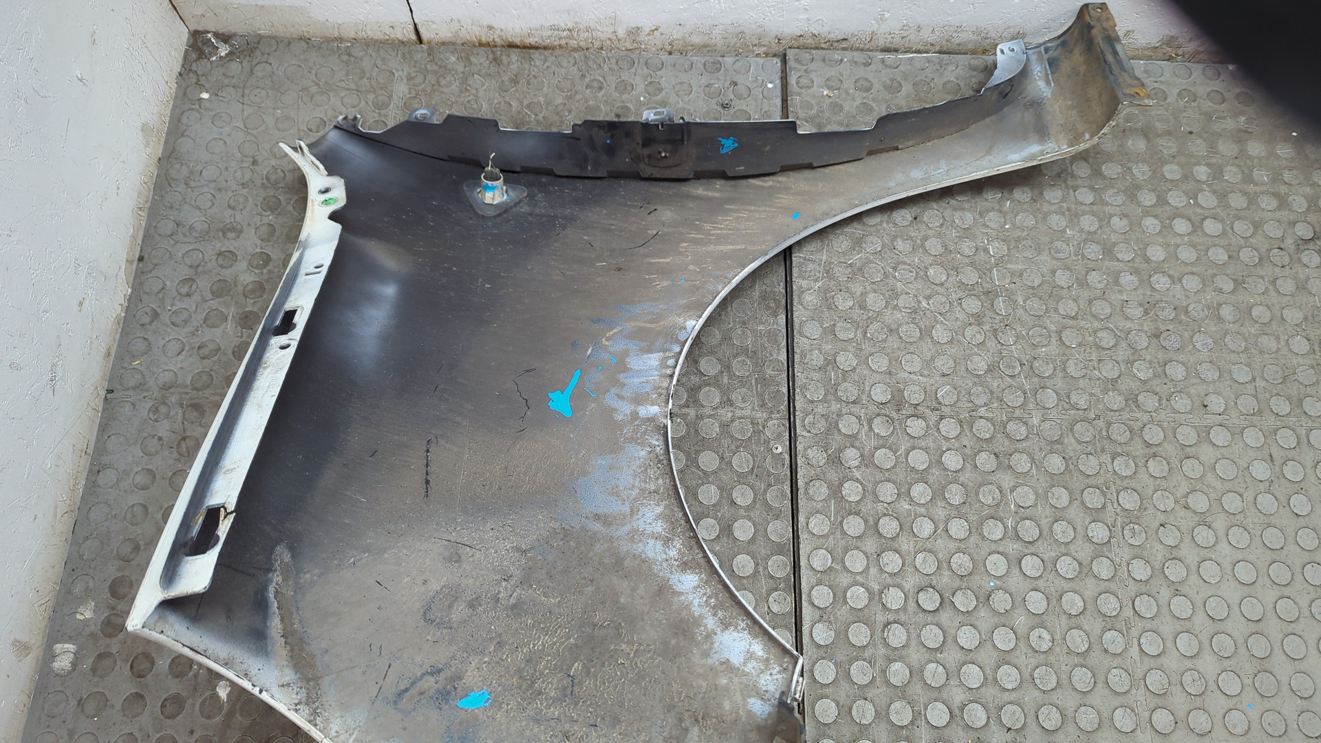 Крыло переднее правое