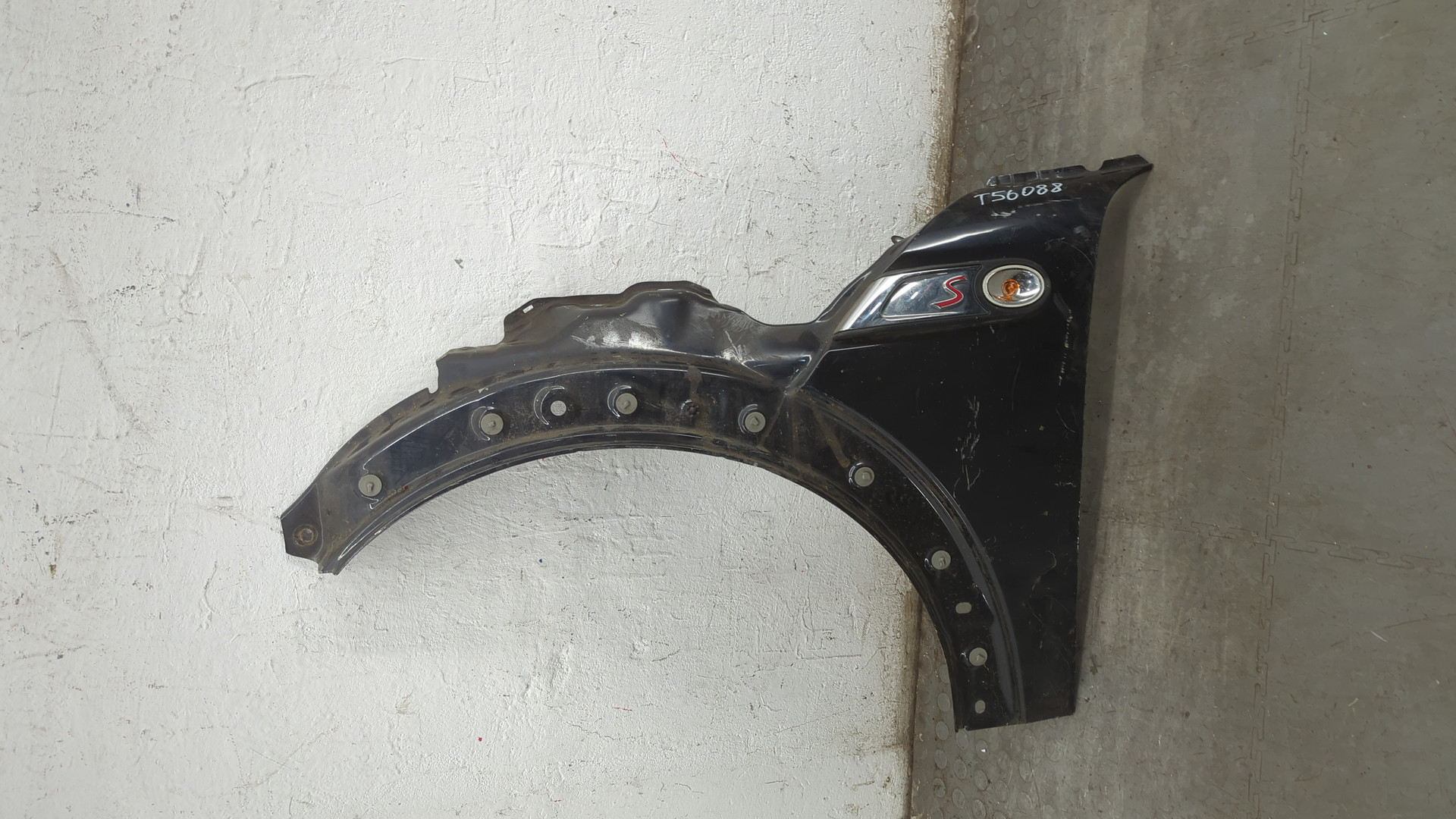 Крыло переднее левое