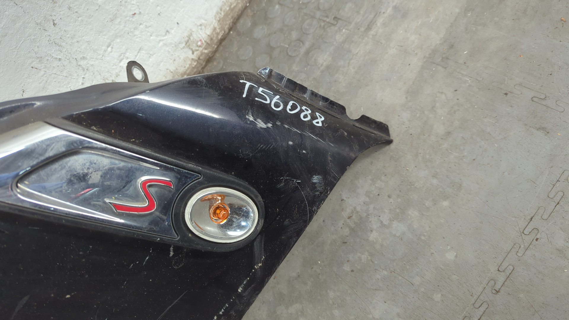 Крыло переднее левое