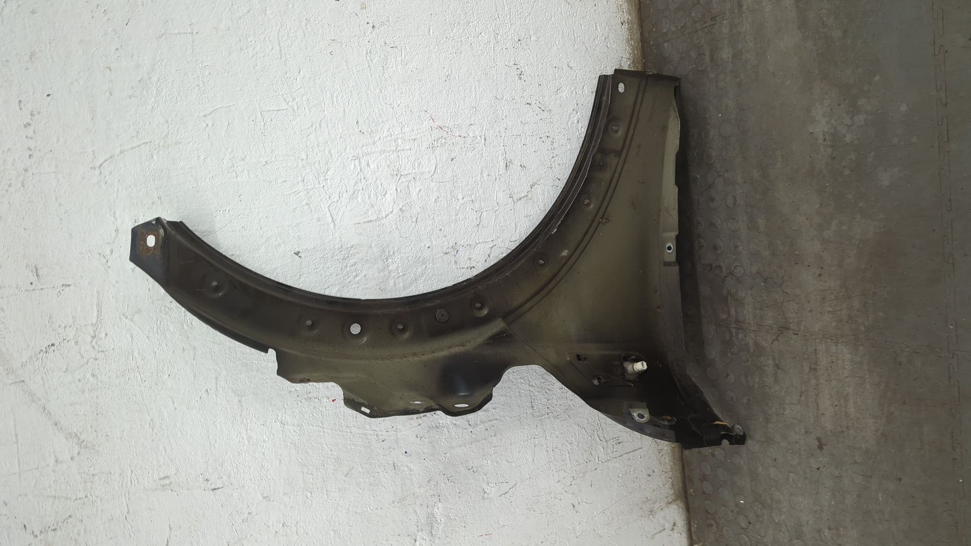 Крыло переднее левое