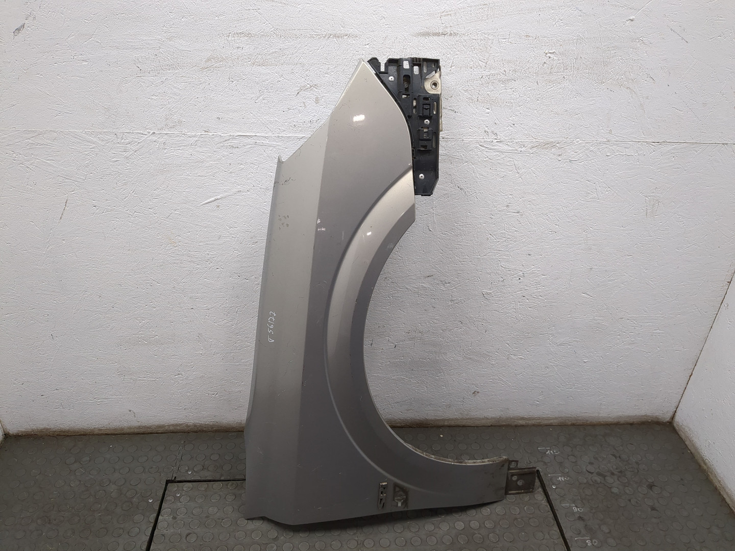 Крыло переднее правое