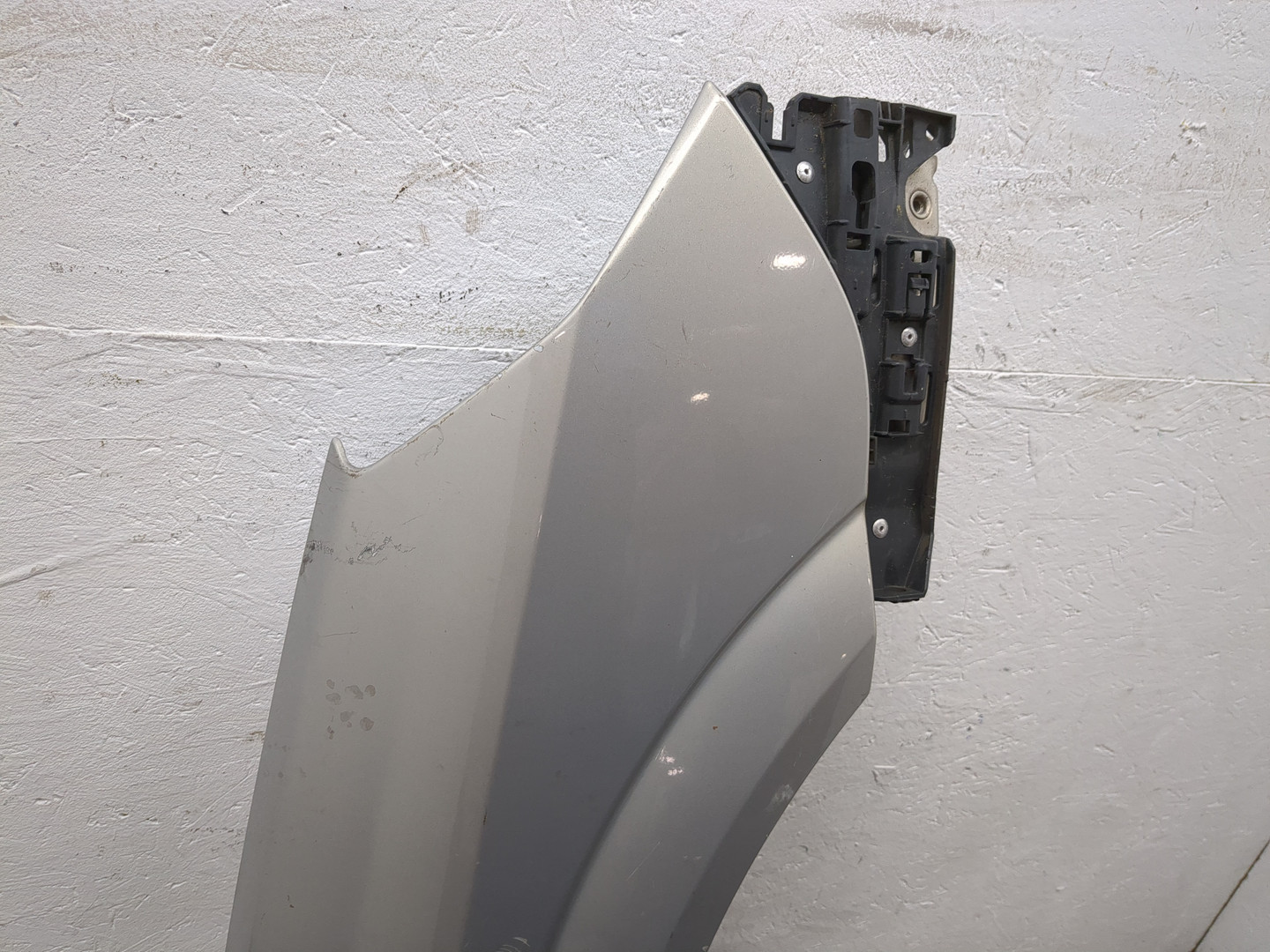 Крыло переднее правое