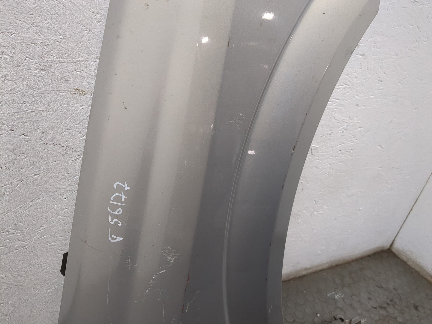 Крыло переднее правое