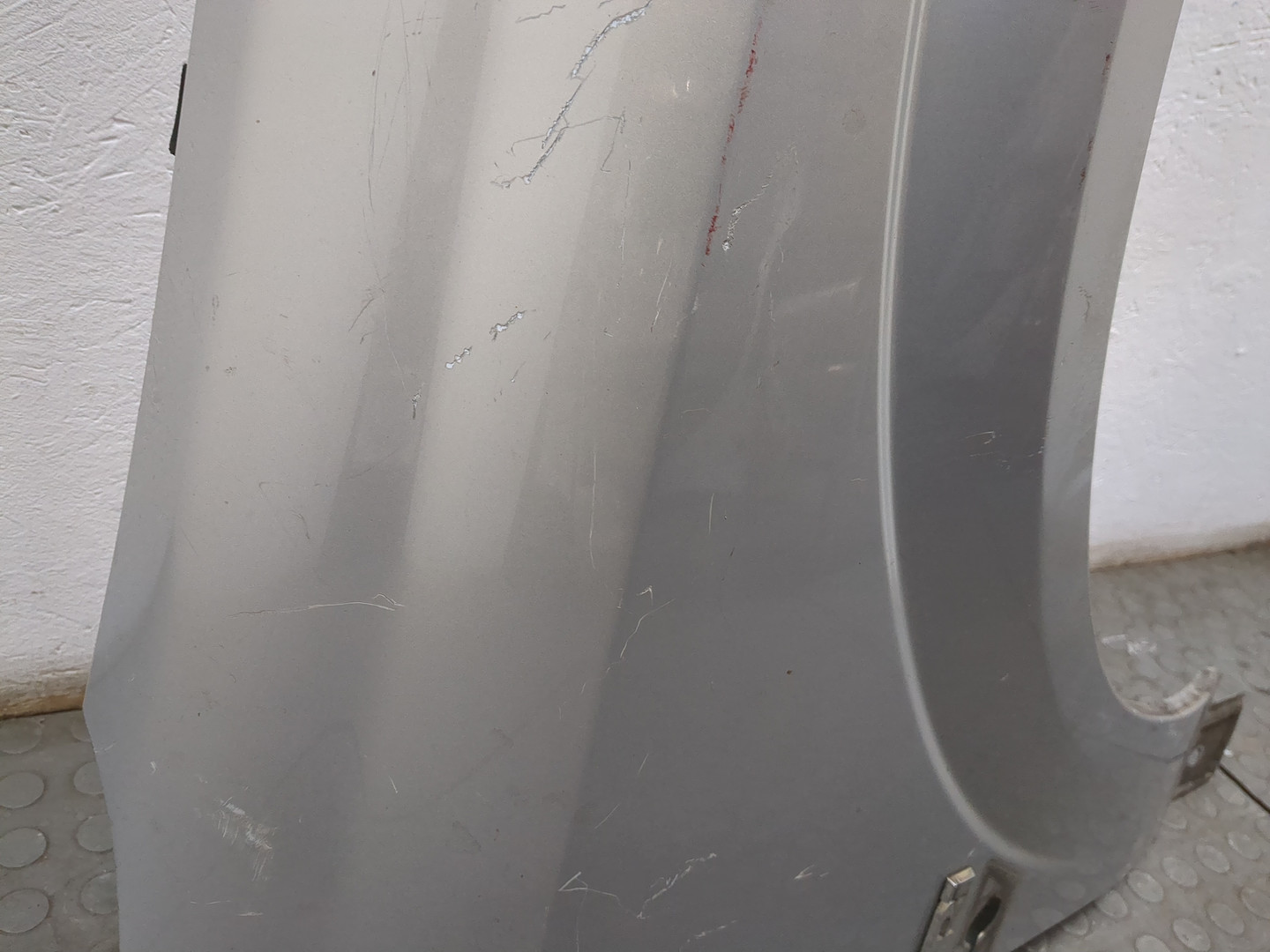 Крыло переднее правое