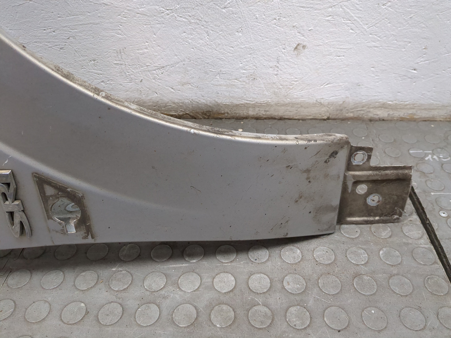 Крыло переднее правое