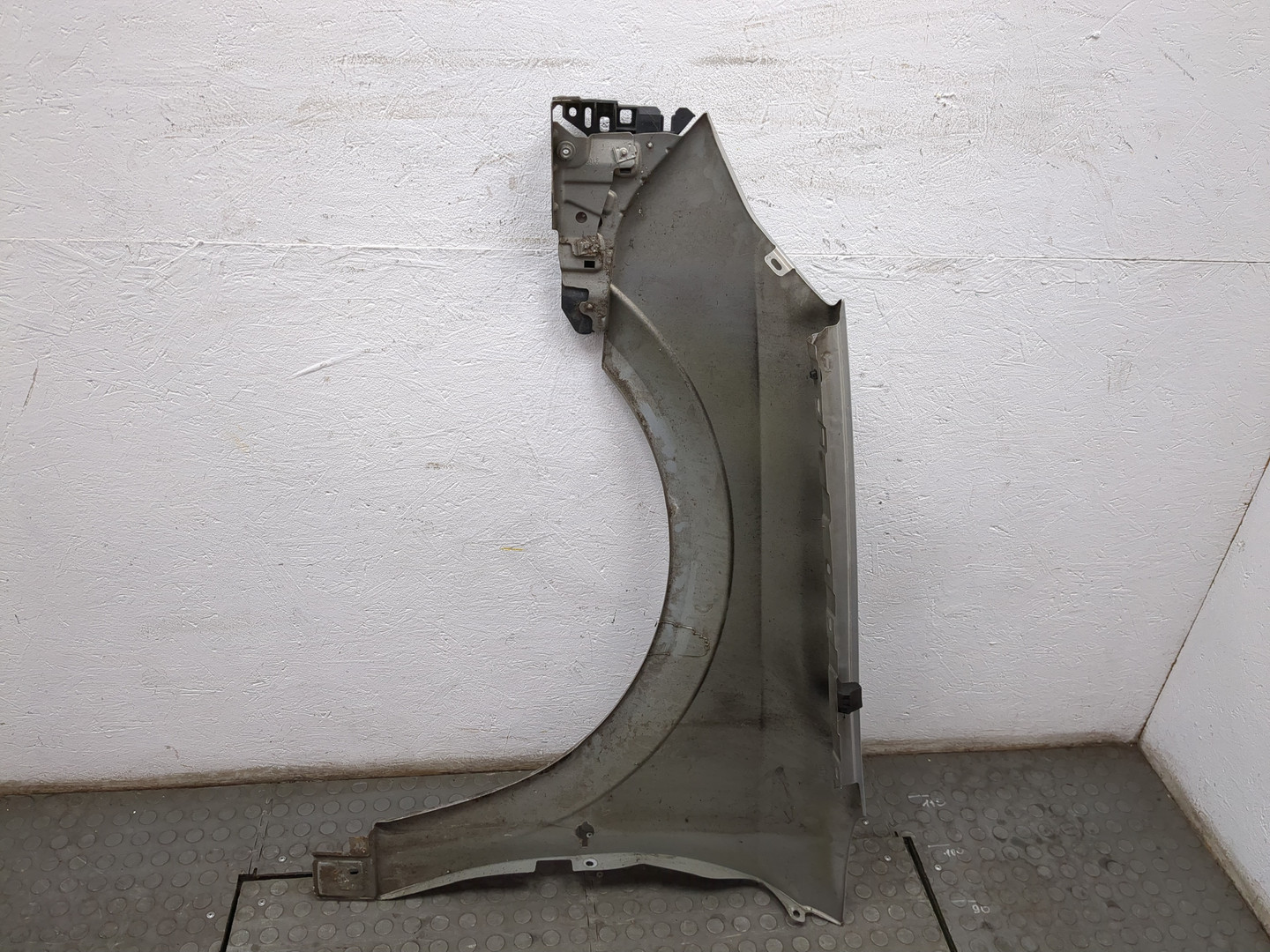 Крыло переднее правое