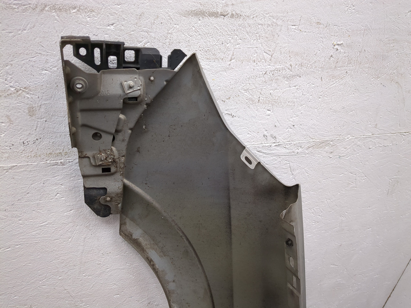 Крыло переднее правое