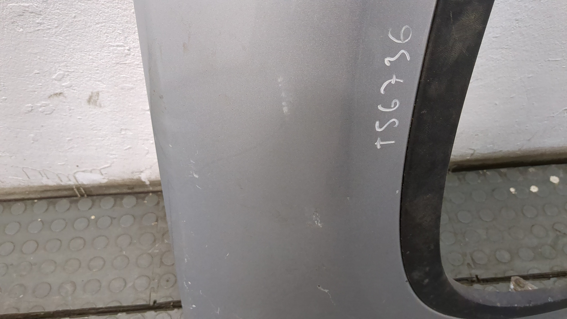 Крыло переднее правое