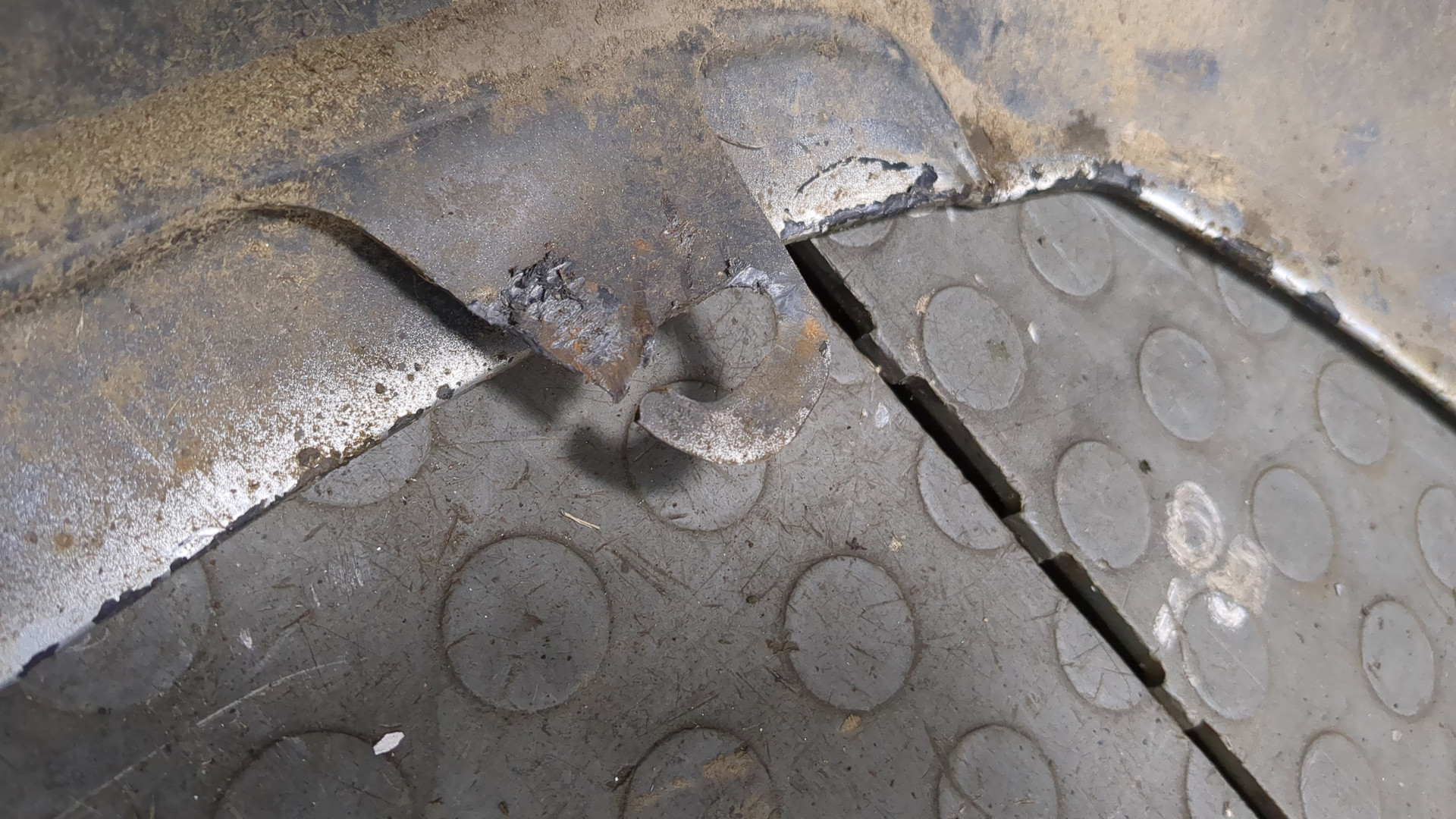 Бампер задний