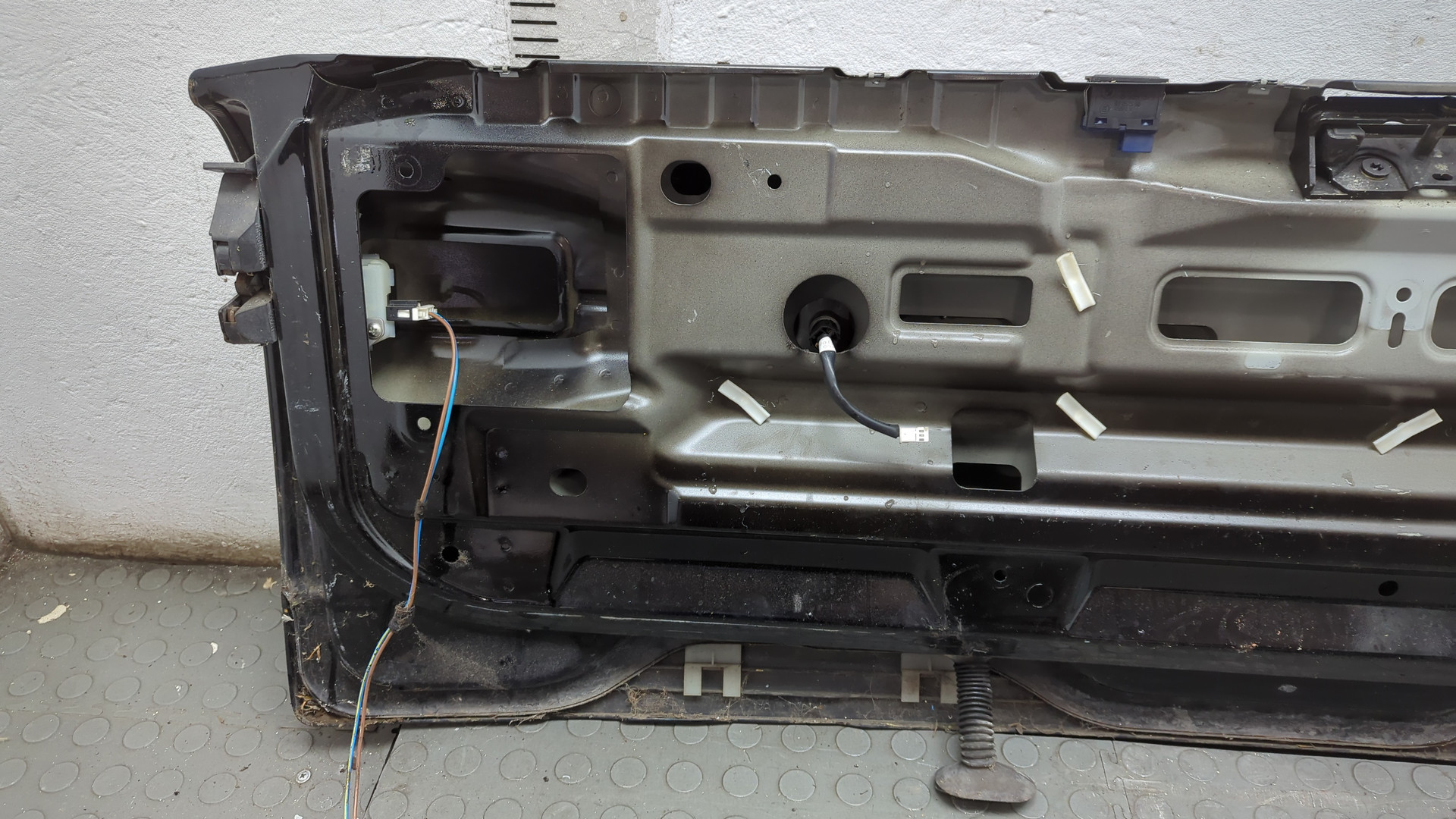 Дверь багажника нижняя (борт)