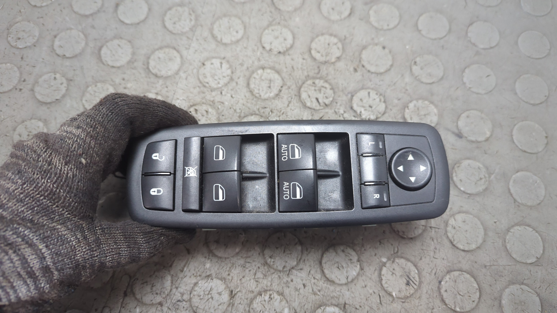 Кнопка стеклоподъемника