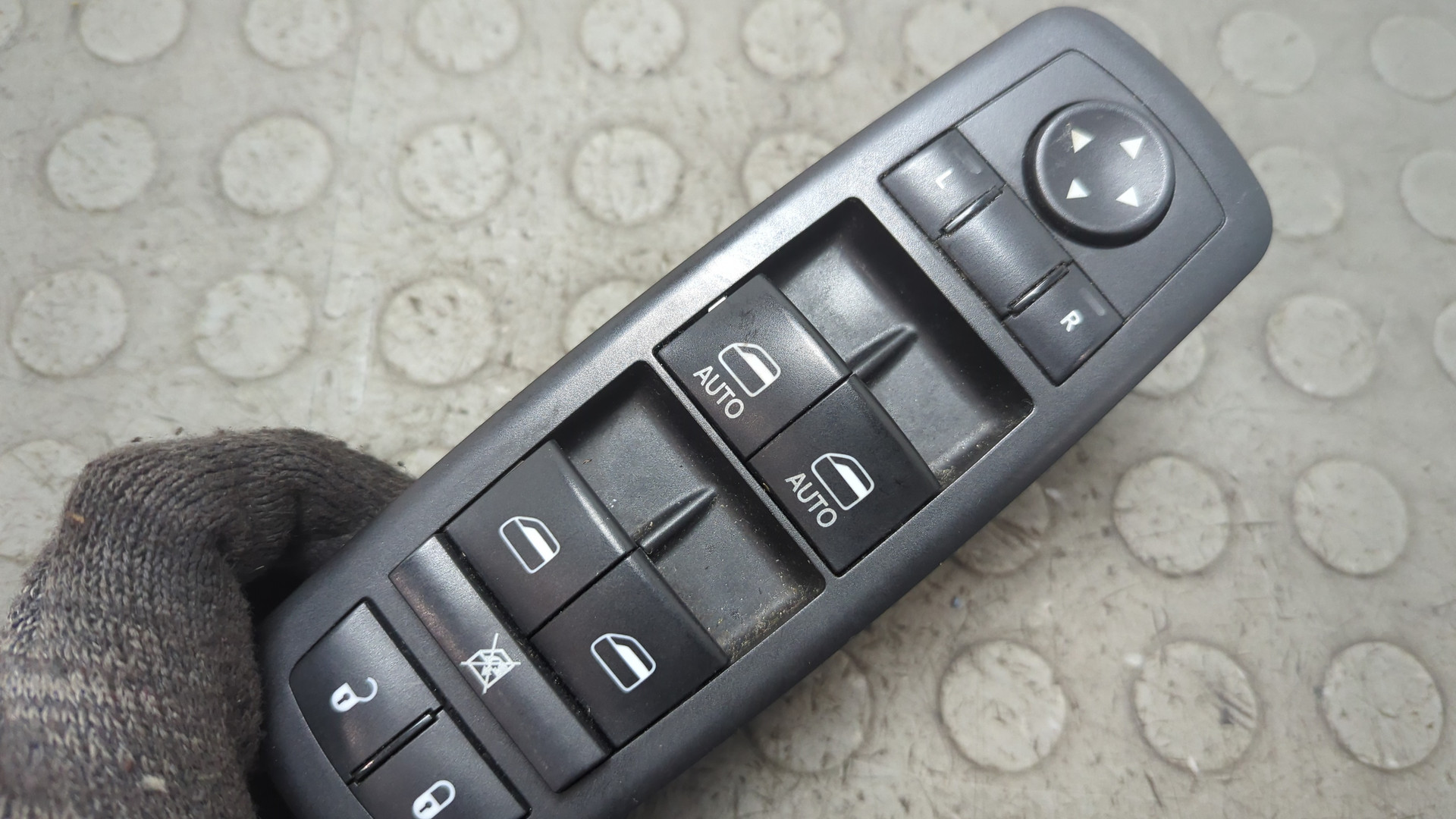 Кнопка стеклоподъемника