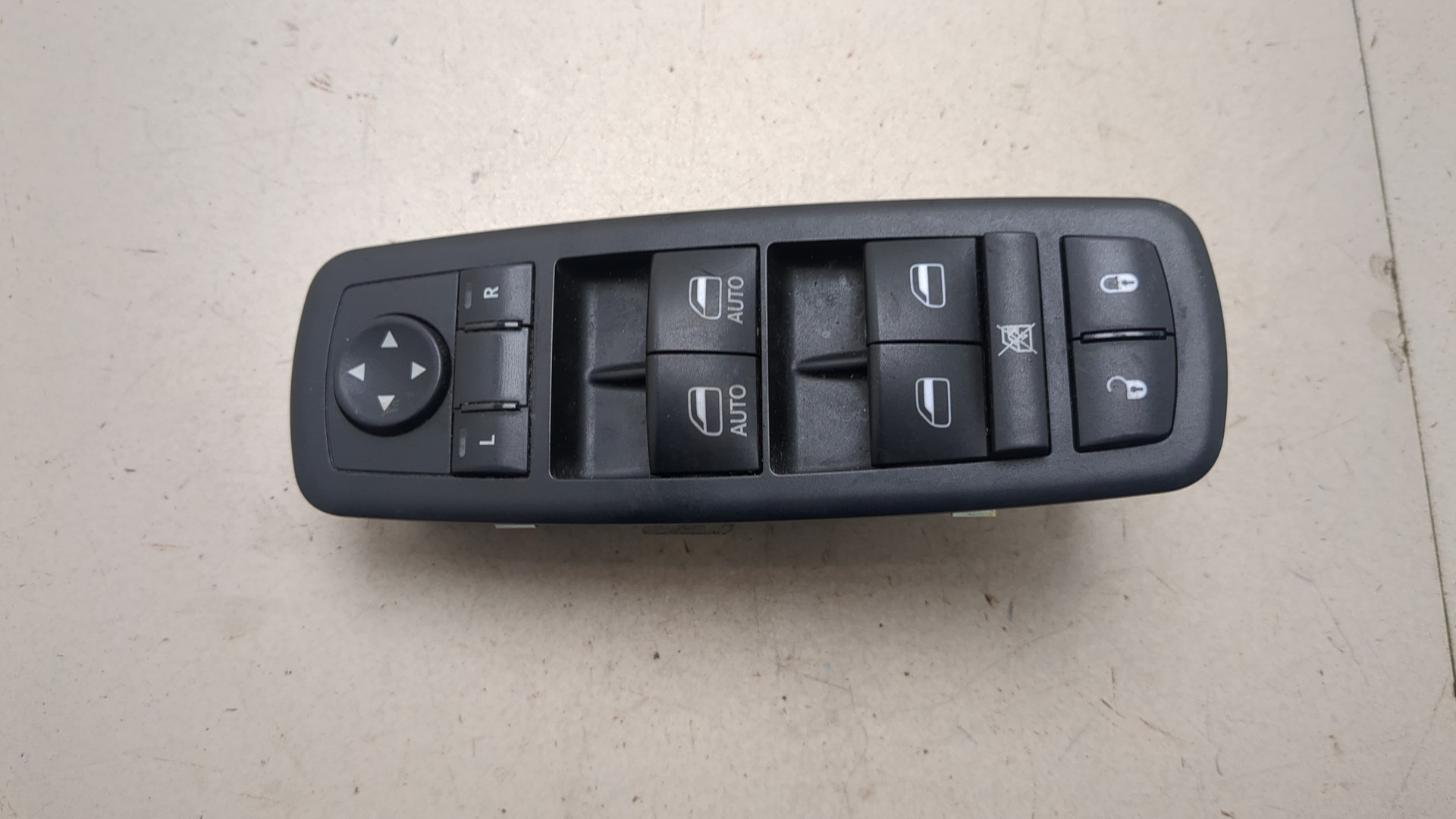 Кнопка стеклоподъемника