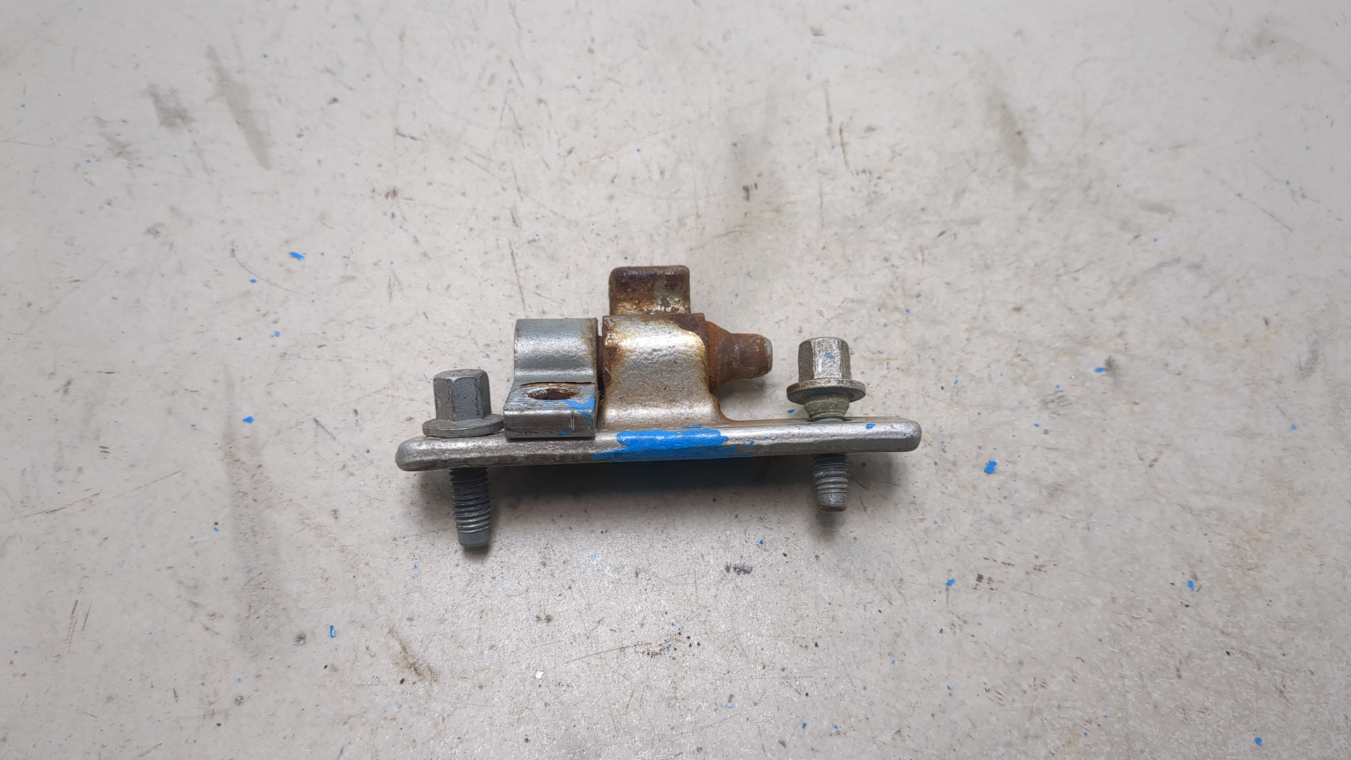 Петля двери