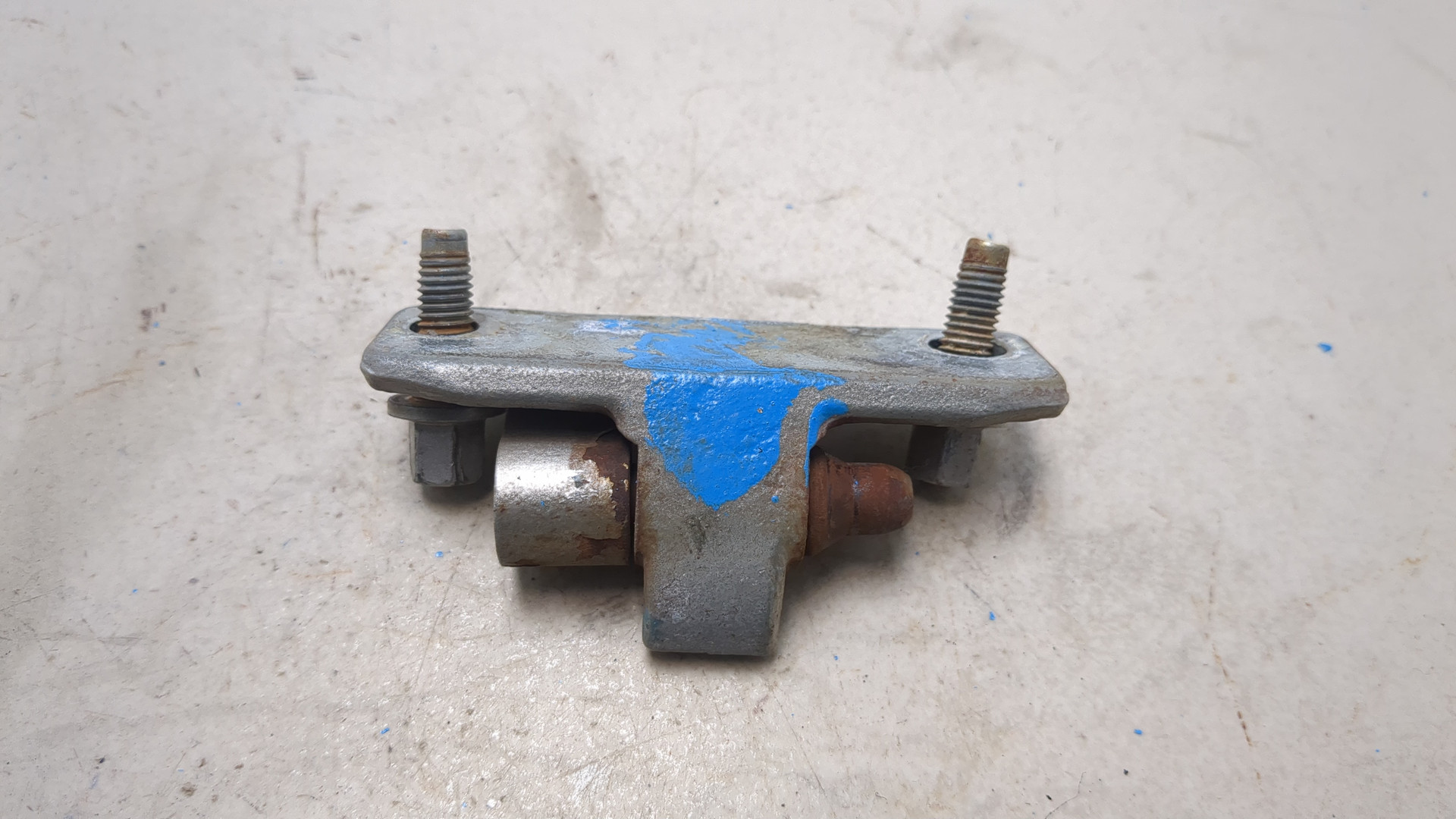 Петля двери