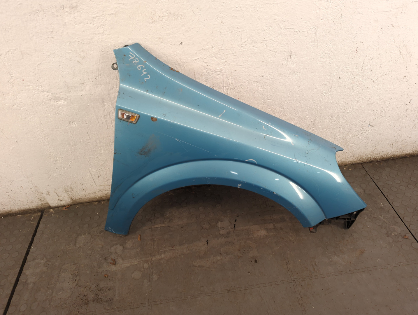 Крыло переднее правое