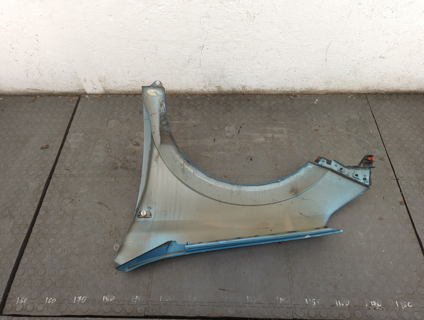 Крыло переднее правое