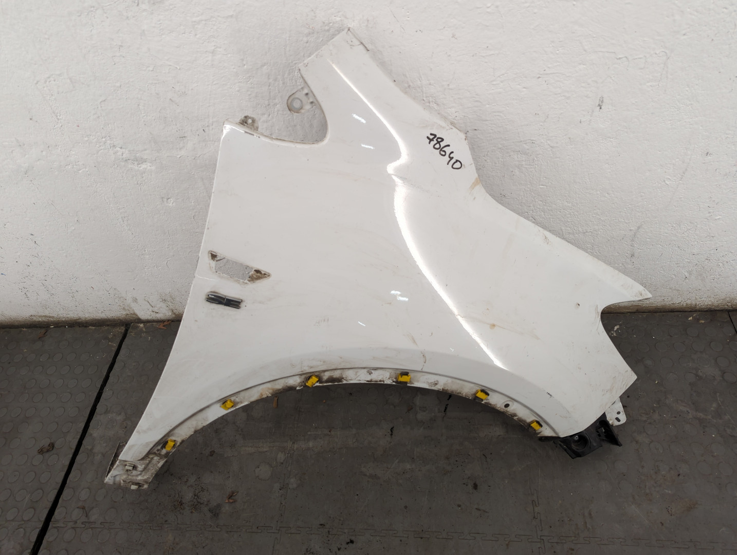 Крыло переднее правое